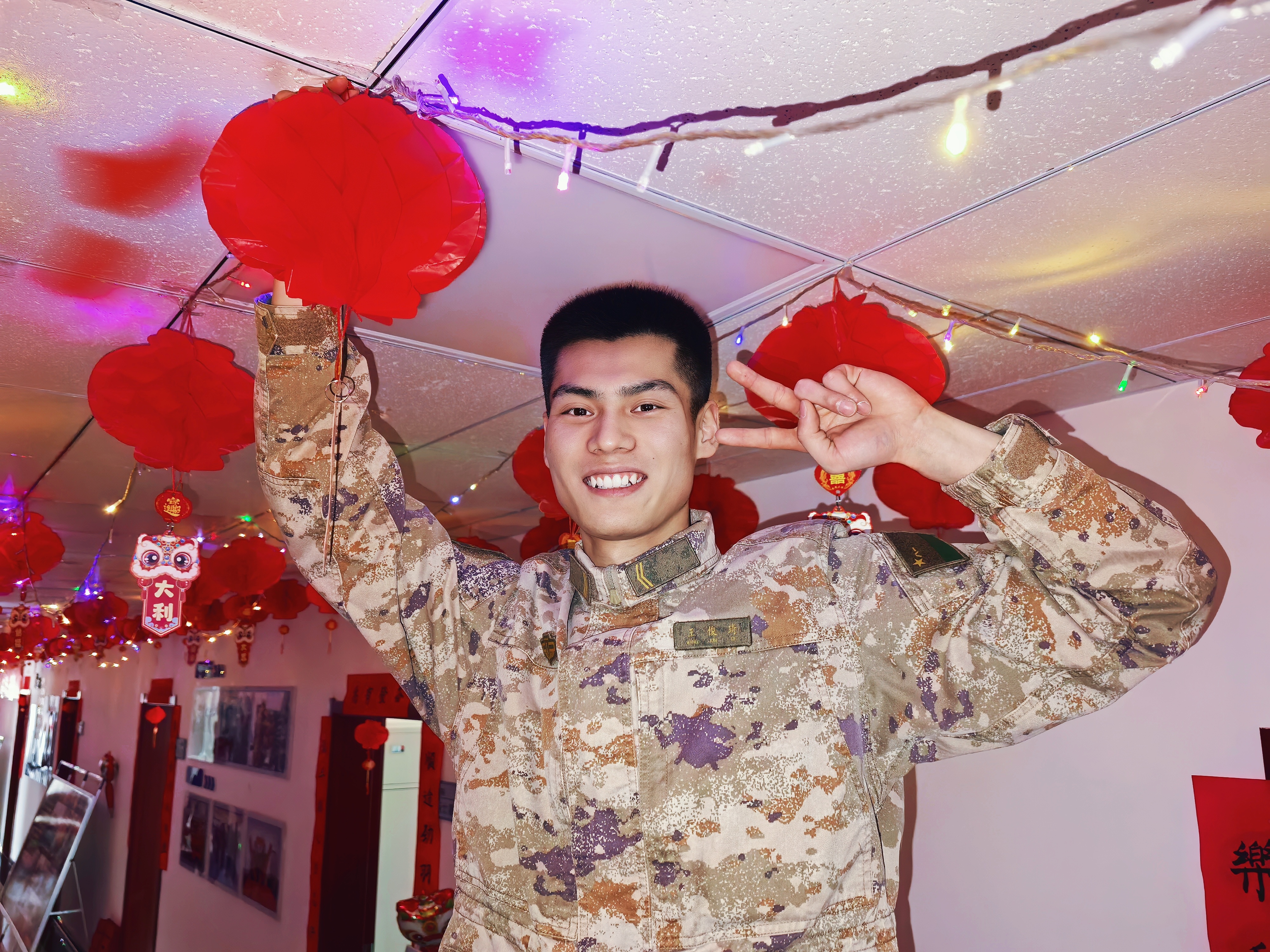 快来看,兵哥兵姐们装扮营区迎接除夕!