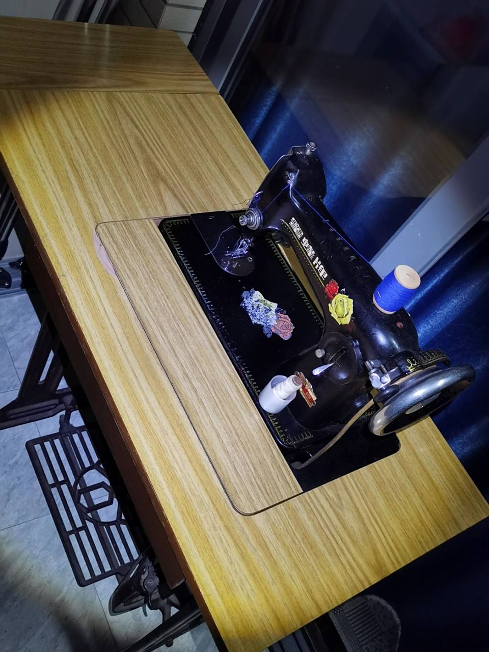 老物件—蜜蜂牌脚踏缝纫机 这台老式脚踏缝纫机是婆婆在七几年生产组