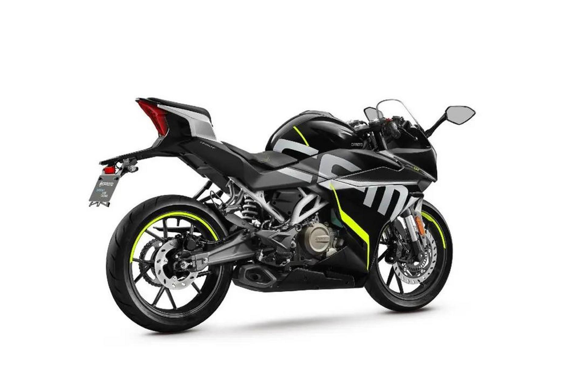 春风250sr的夏日骑行  在炎炎烈日下,一辆亮丽的春风250sr摩托车成为