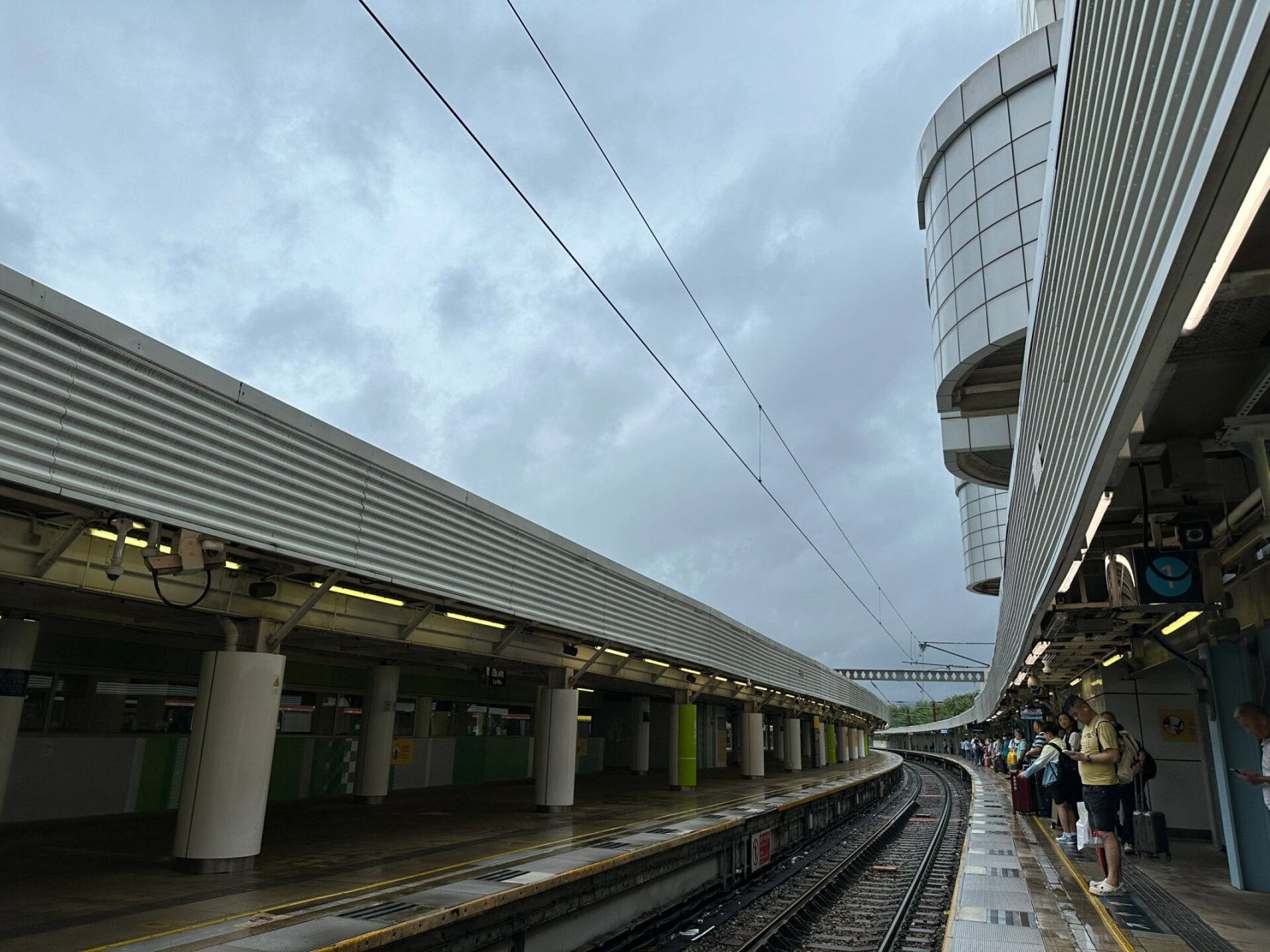 9396深圳罗湖口岸-港铁有限度服务 八号风球小犬来得突然,还好还