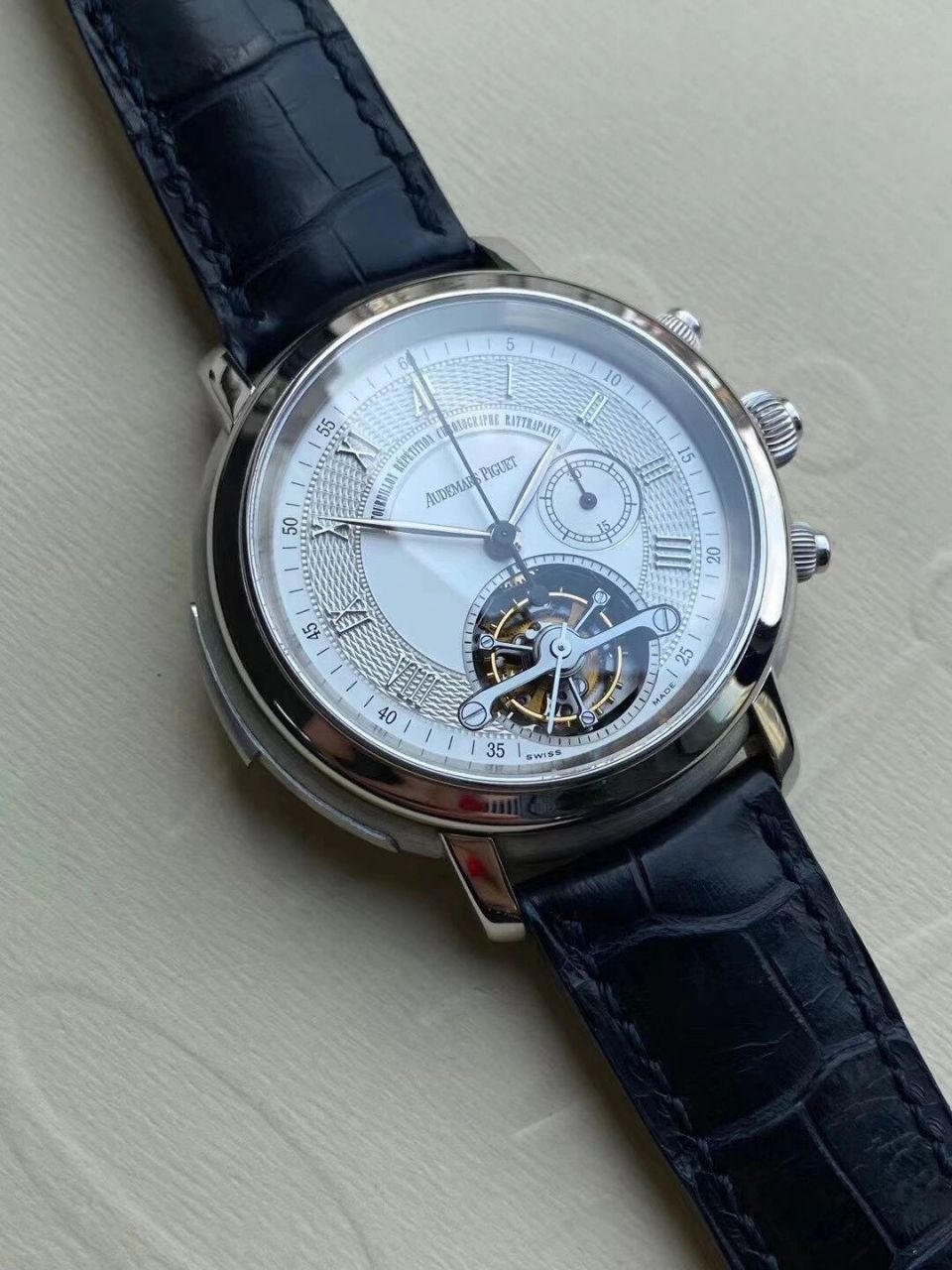 海王也有爱情的模样 隔壁的百达翡丽在十多年后才推出了700多万的5208