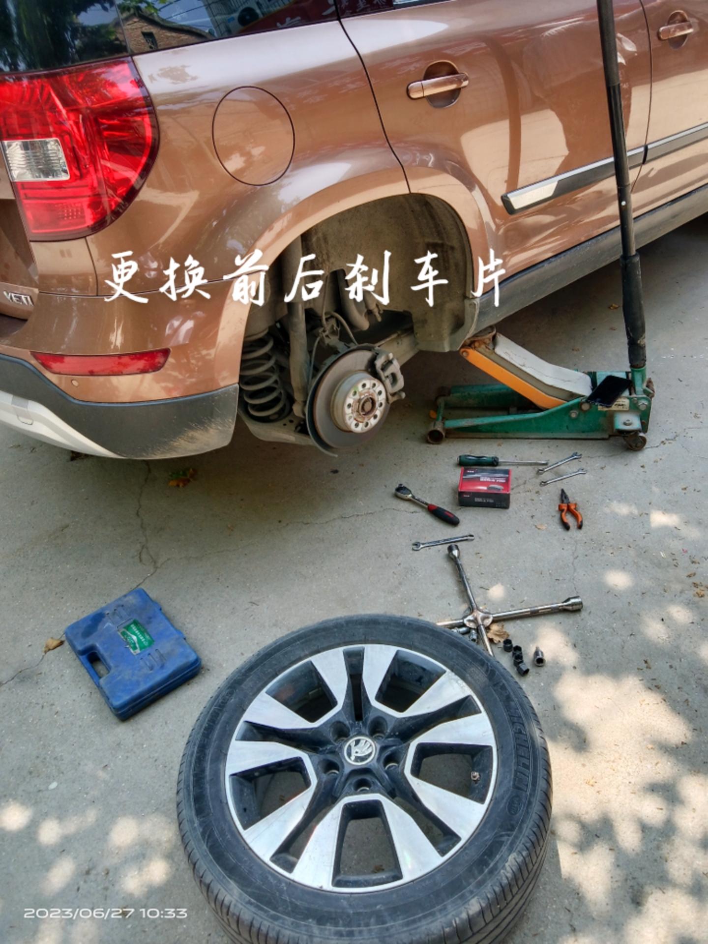 斯柯达野帝更换前后陶瓷刹车片进行中