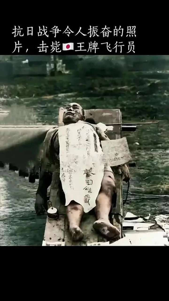 1939年,一名体型肥大的日寇躺在一辆板车上,身上盖着一块白布,上面写