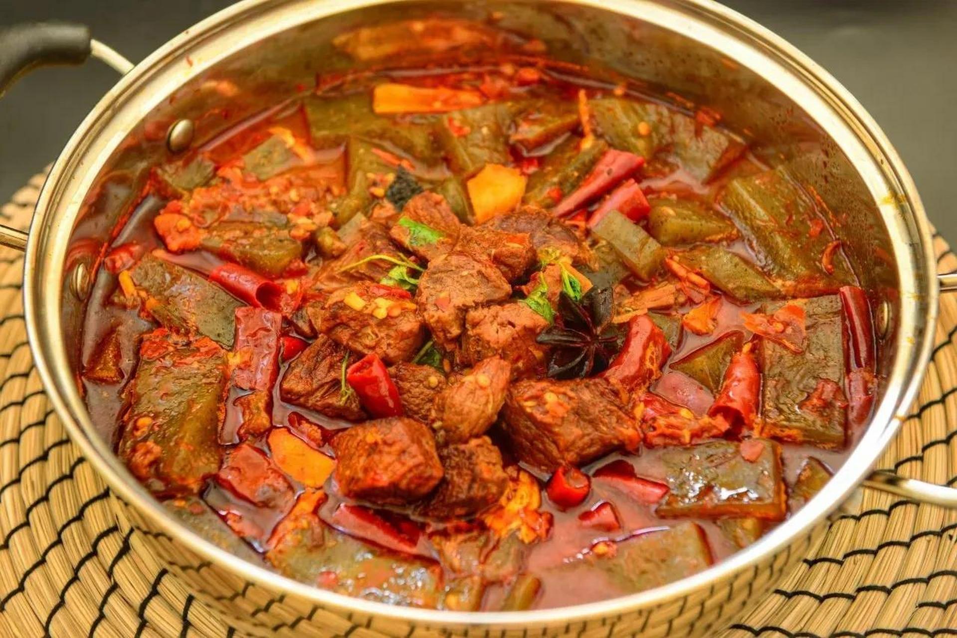 大湾区寻宝 牛腩火锅是广东流行的一道特色火锅,使用的主要材料是新鲜