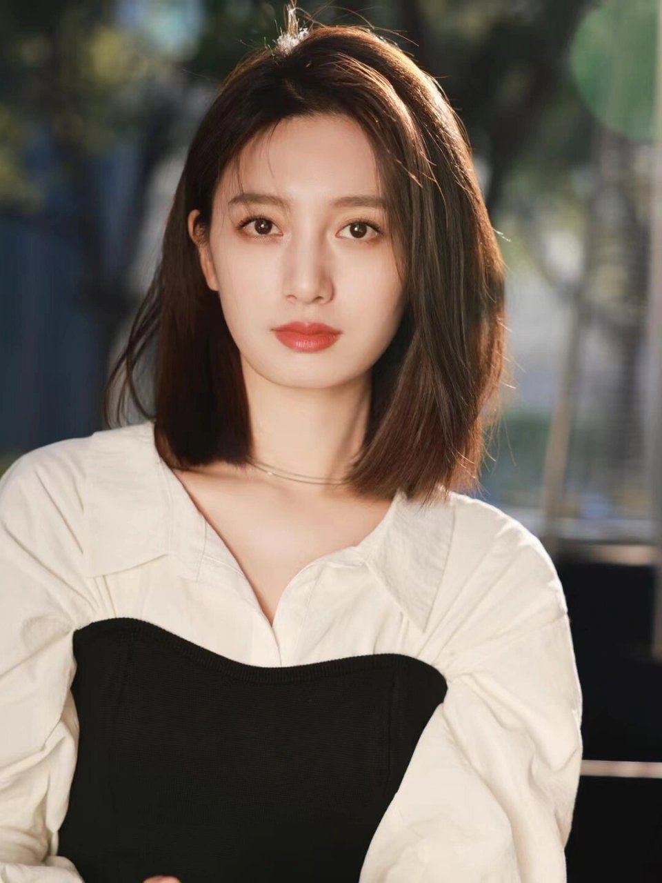 根据脸型设计发型的长度,是选择齐肩还是锁骨,这款锁骨发不仅显的发量