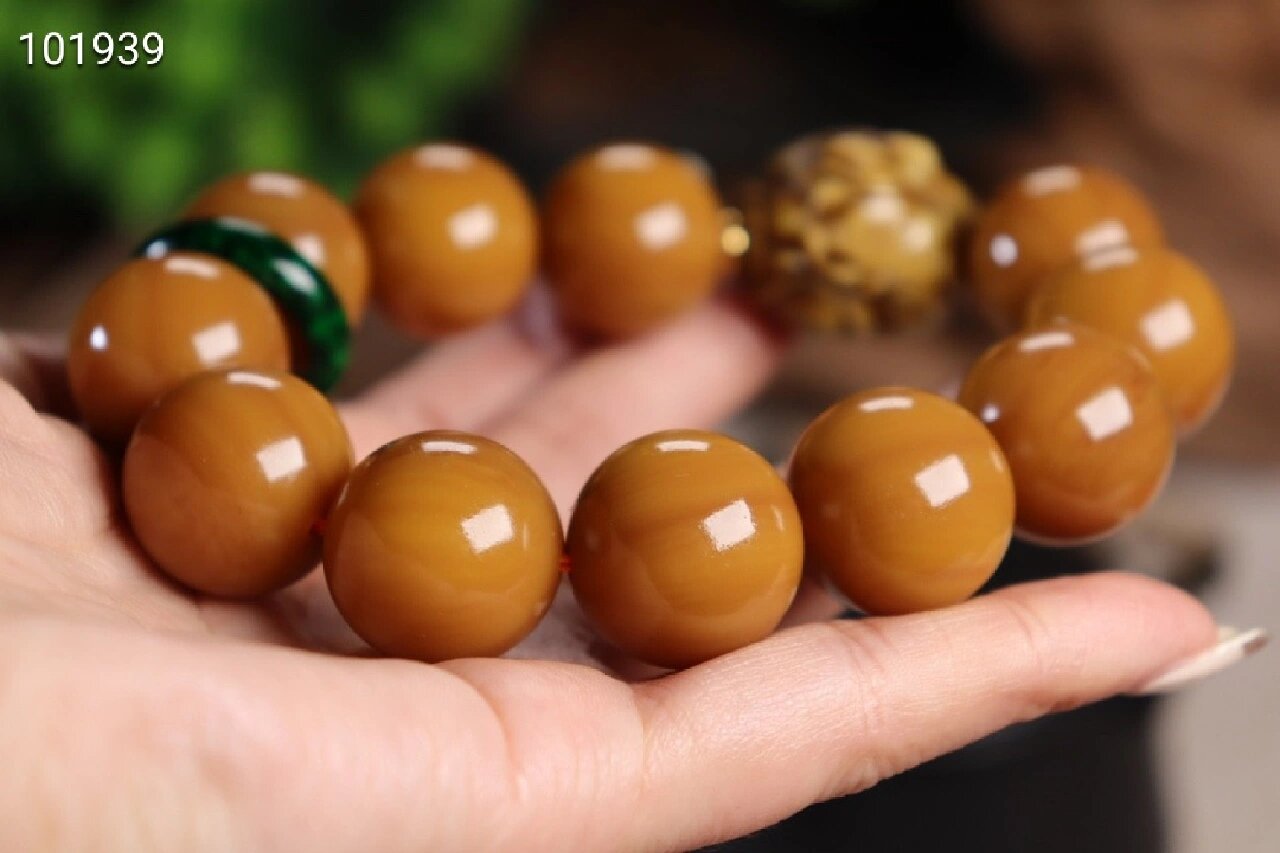 龙涎香"灰琥珀"圆珠手链,搭配老灵骨财神,虬角跑环,纹路自然!