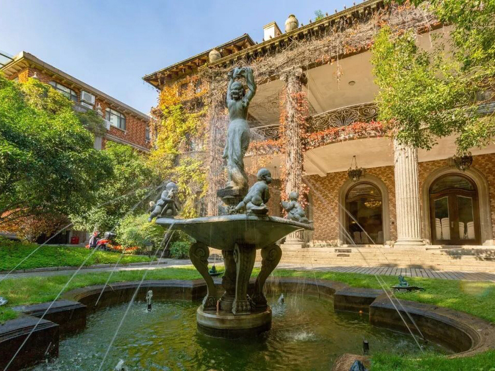 上海市中心的巨鹿路675号, 作家协会所在的漂亮房子, 是民国时期"煤炭