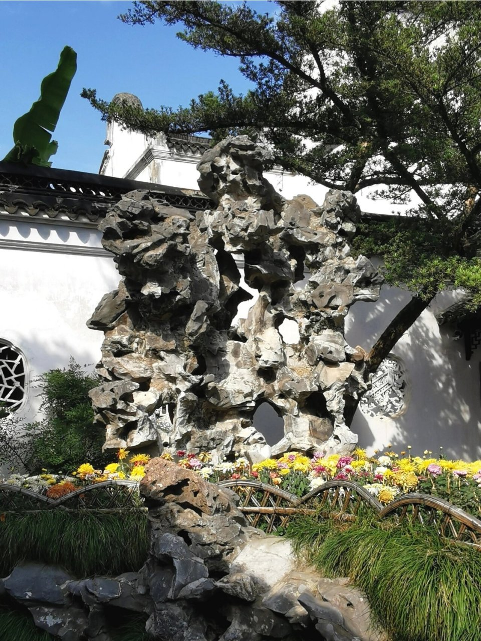 狮子林景点(2):九狮峰 九狮峰垒于狮子林最后一任园主贝润生时期(颜料