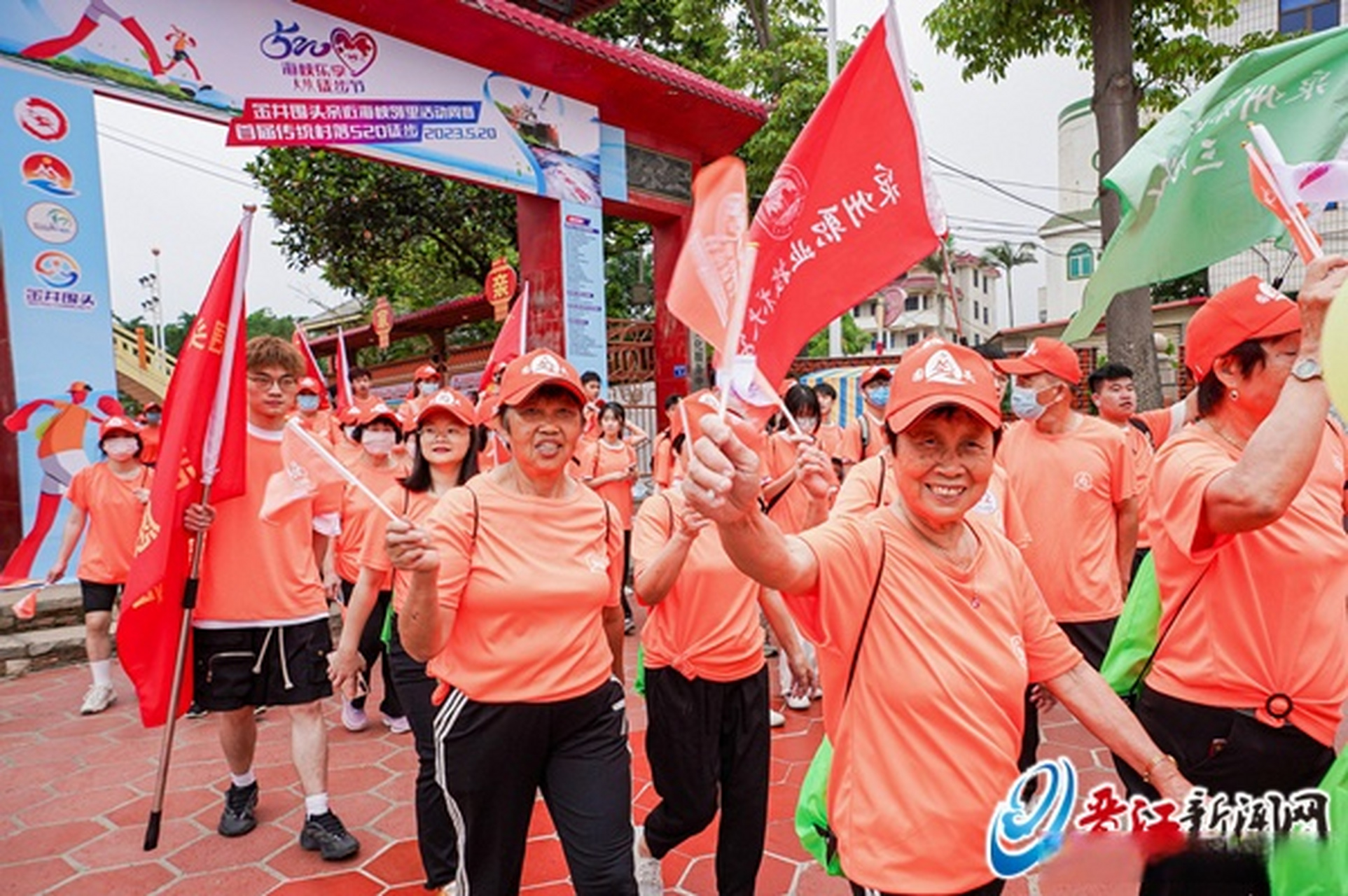 "徒步节】昨日上午,晋江市金井镇围头村举行首届传统村落"520"徒步节