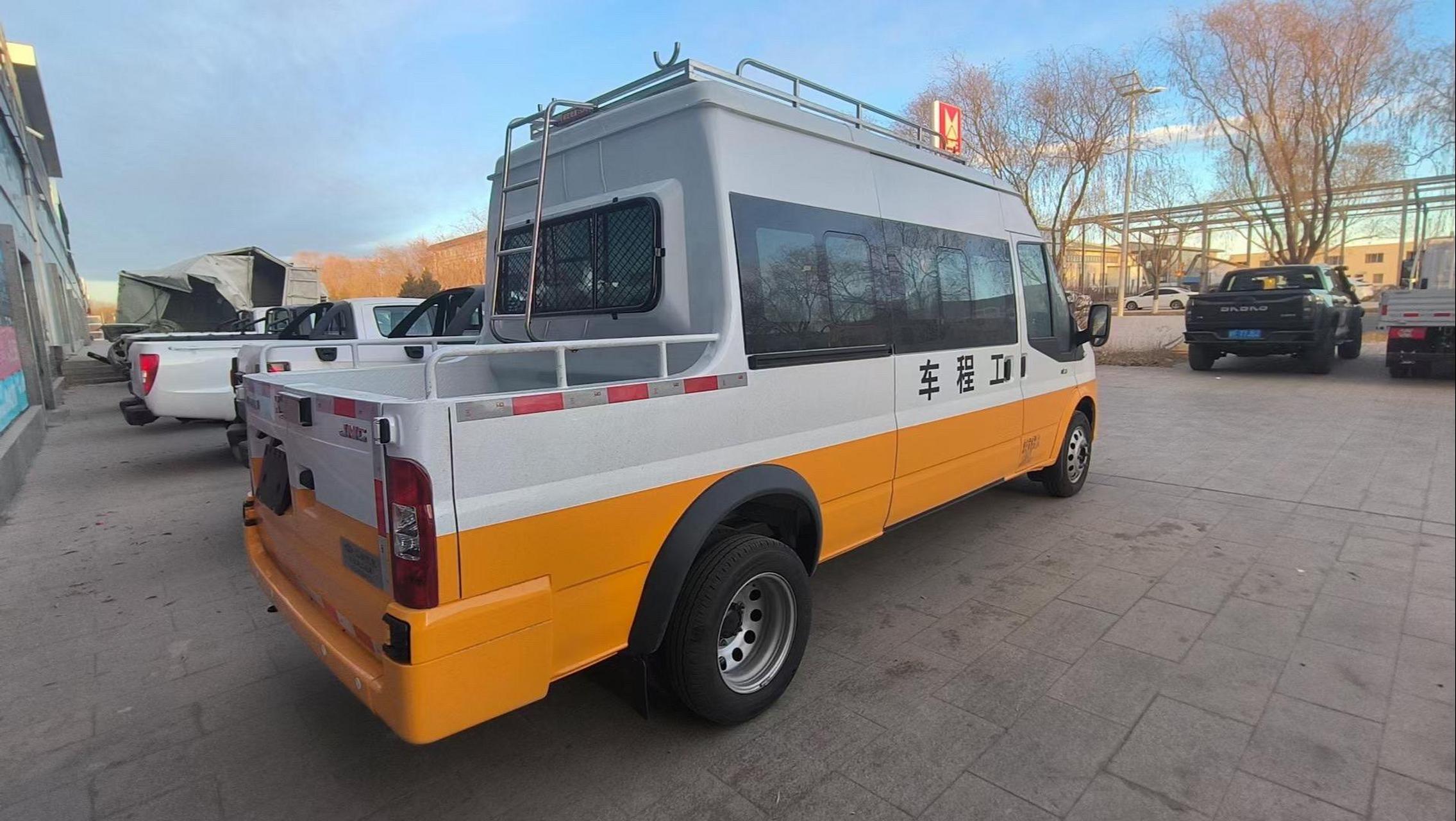 福顺14座工程车福特全顺