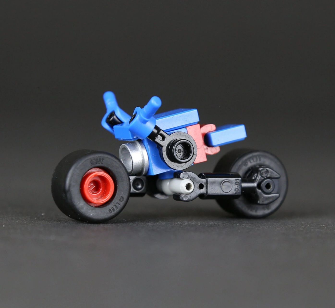 用乐高做最小尺寸的摩托车 今天给大家分享的,依旧是rgb900的摩托.