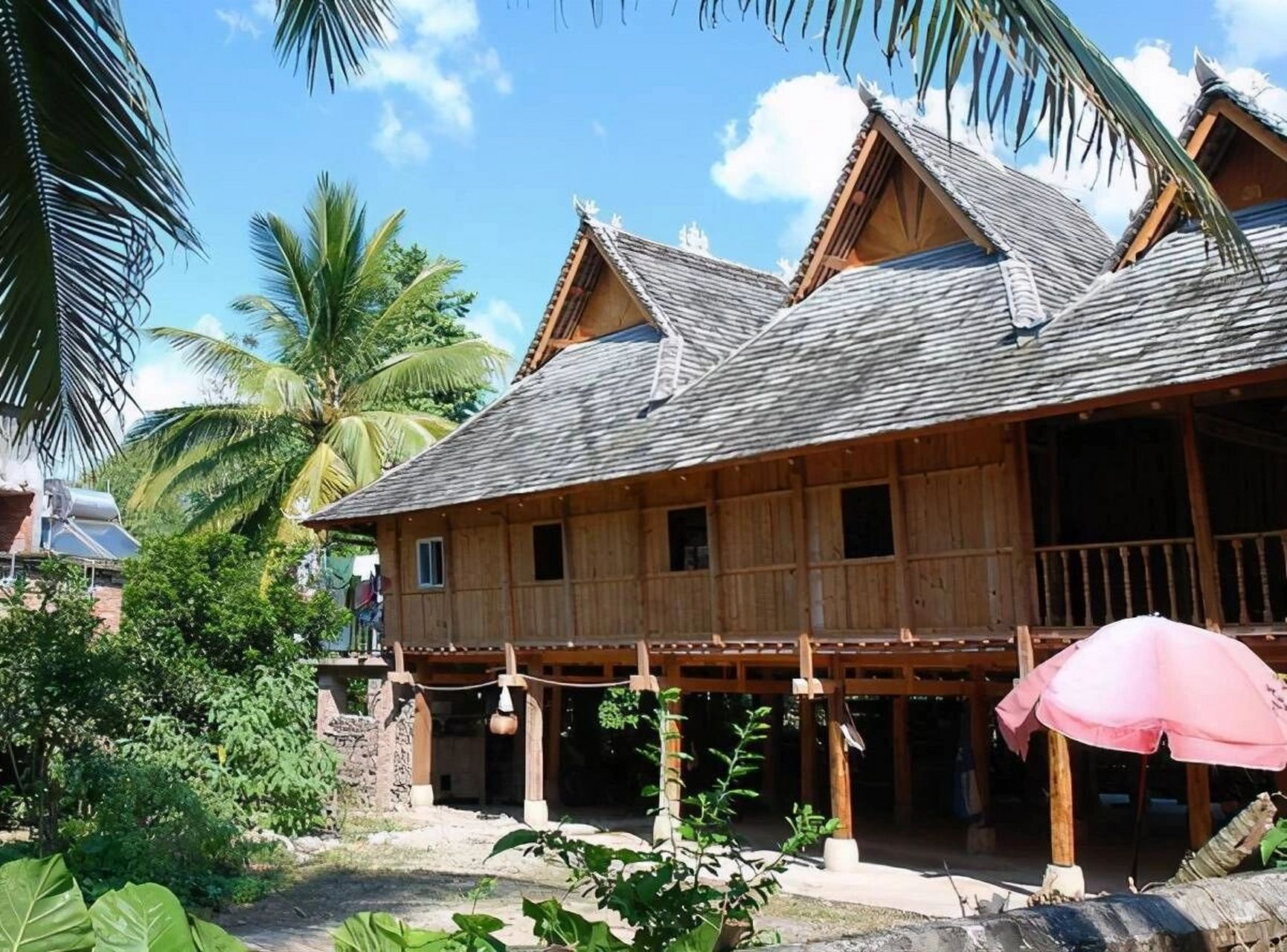 所谓干栏式建筑也叫干栏巢居,就是在竹木底架上建造的高出地面的肺葺