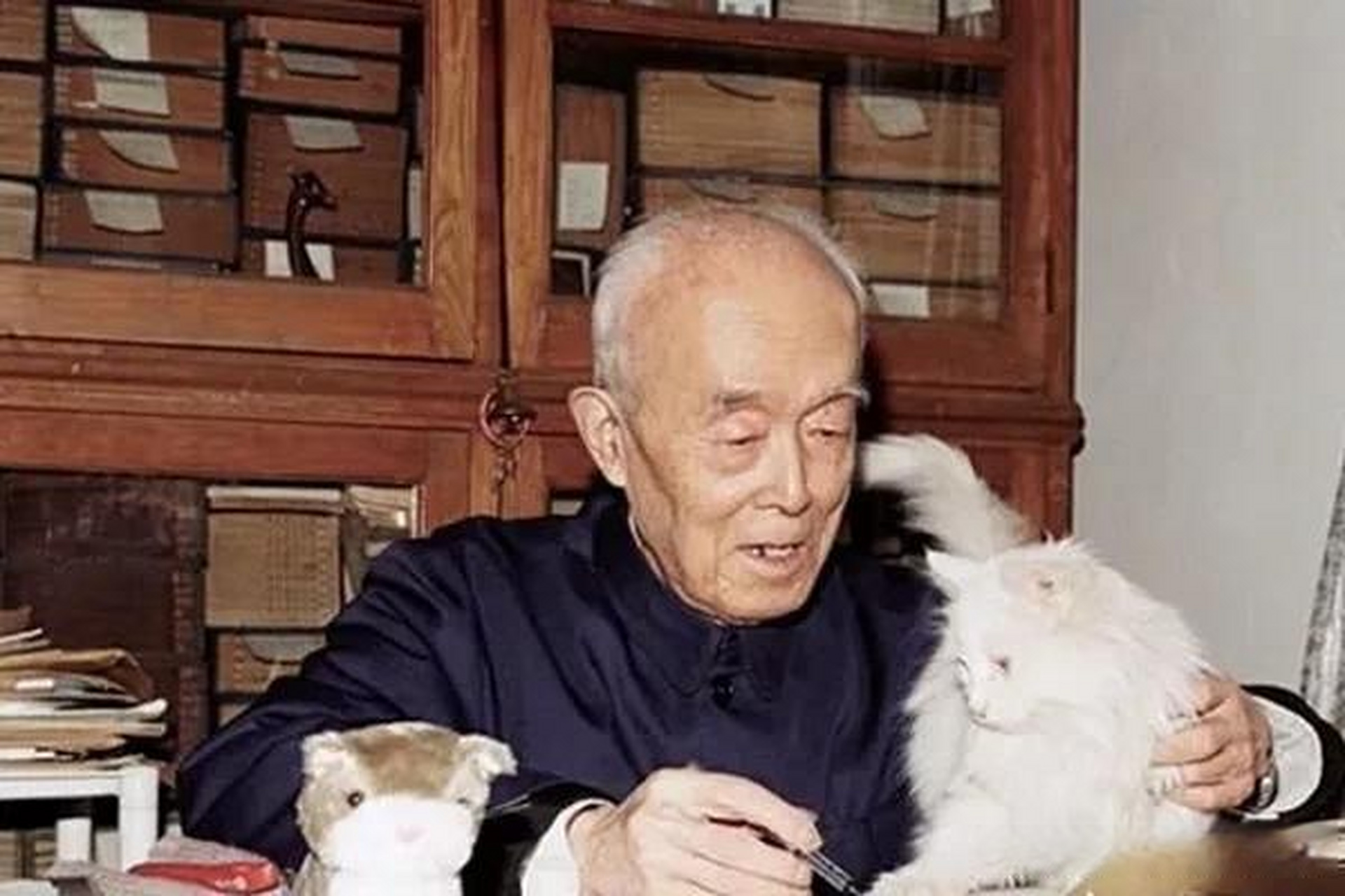 1983年,已经步入晚年的国学大师季羡林在北大朗润园与同在附近租居的