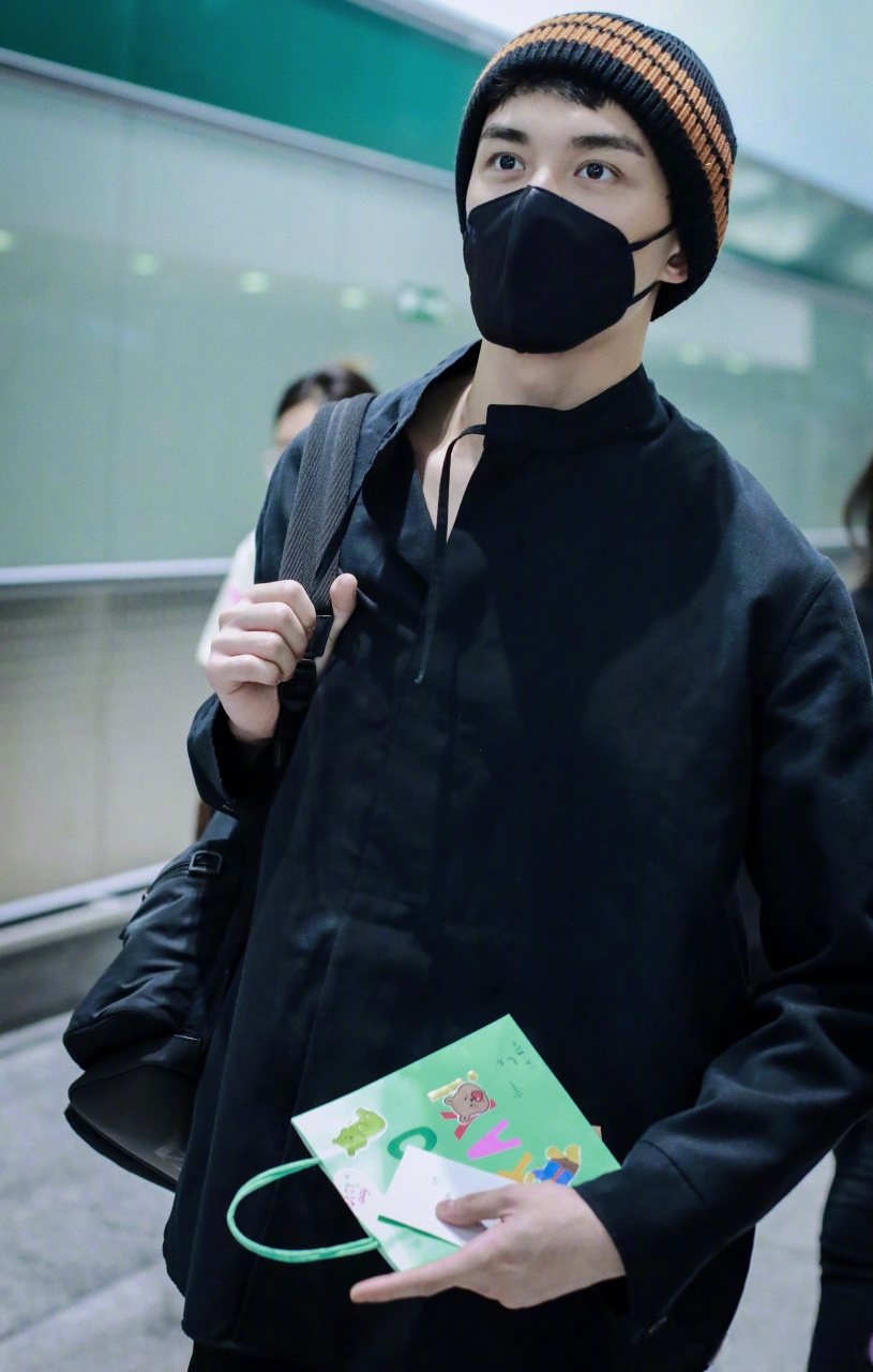 吴磊米兰机场到达路透# 捕捉今日米兰机场黑色深v衬衫帅哥一枚!