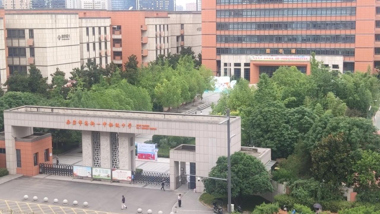 岁月留声,寄梦未来-这是今天西安高新一中初中部毕业班的毕业典礼主题