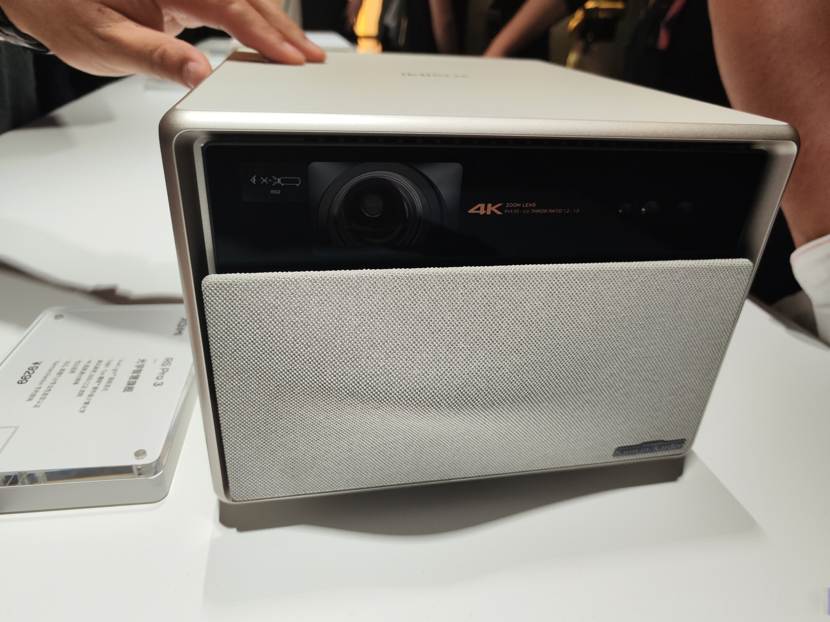 极米rs pro3现场真机,和二代尺寸接近,质感很好