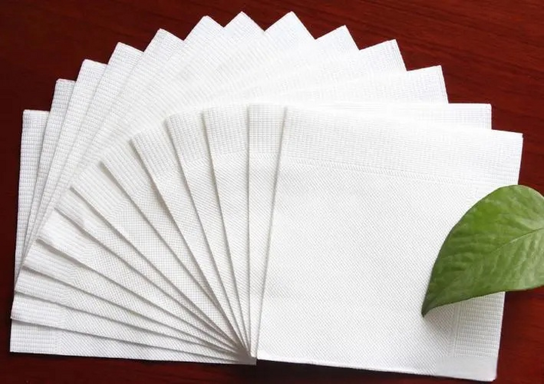 结账时发现多了一笔5元的餐巾纸费用,他表示不解,"提供餐巾纸不应该是