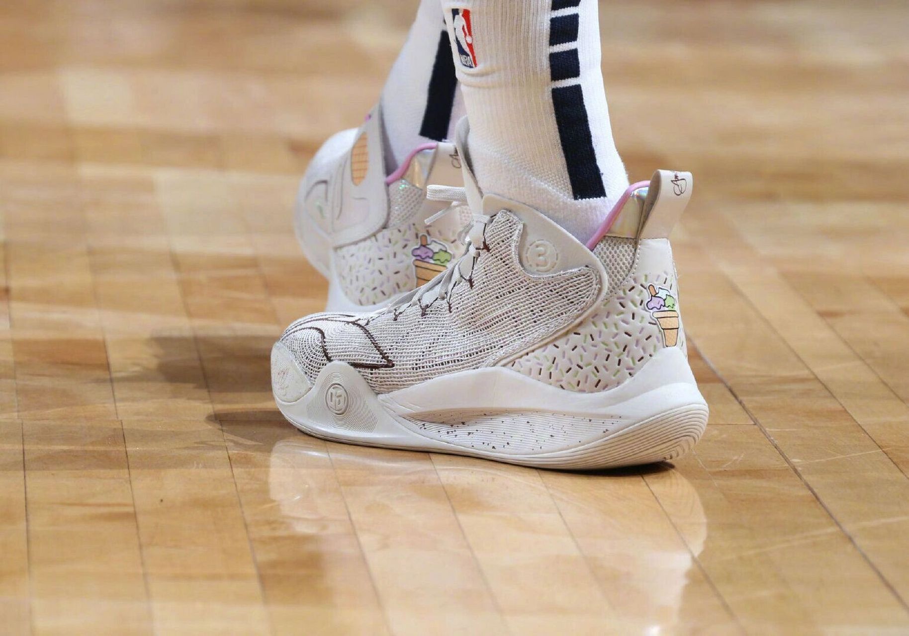 nba赛场上李宁高性价比篮球鞋之cj1 作为cj麦科勒姆的个人签名鞋这