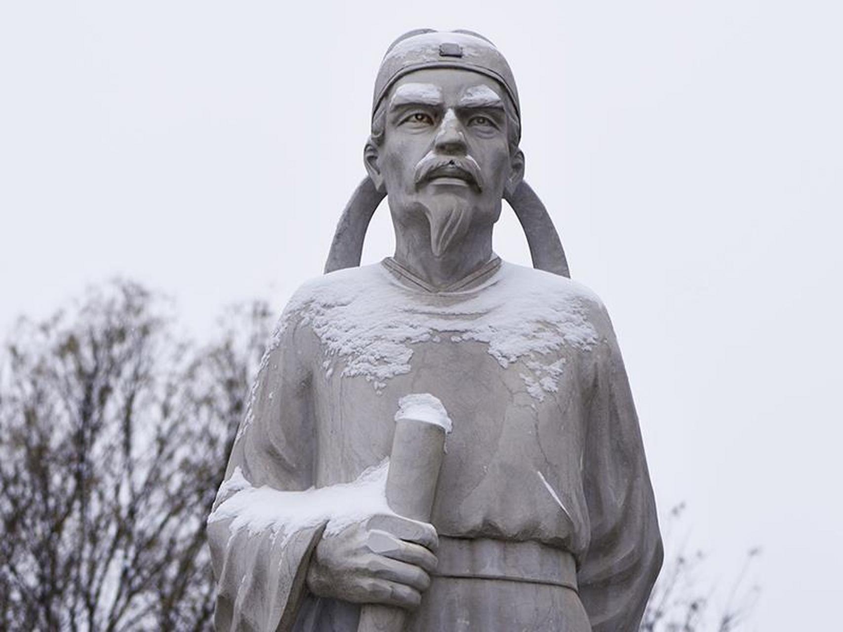 相传,柳宗元做永州司马的时候,有一次躲在城墙上暗中观察冉溪.