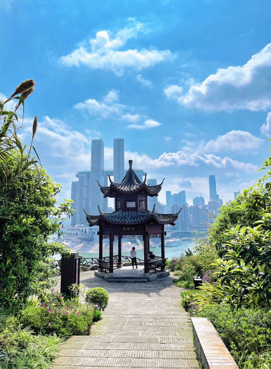 重庆南滨路 赏两江四岸美景 坐标南滨路 呼归石花阶公园,今日的好天气