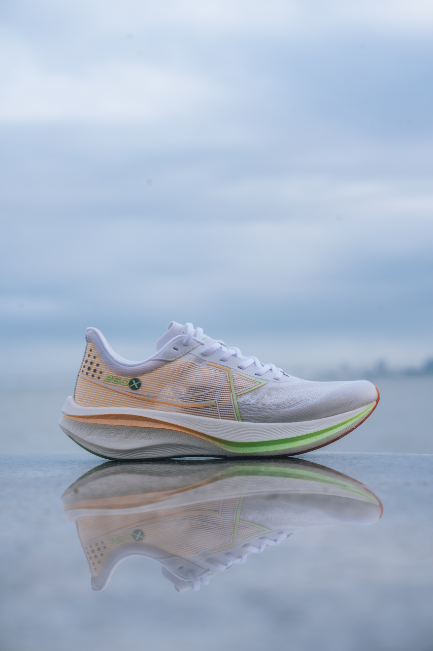 "万物生"配色以青绿色为主调,通过渲染变化,在特步260x鞋身上描绘出"