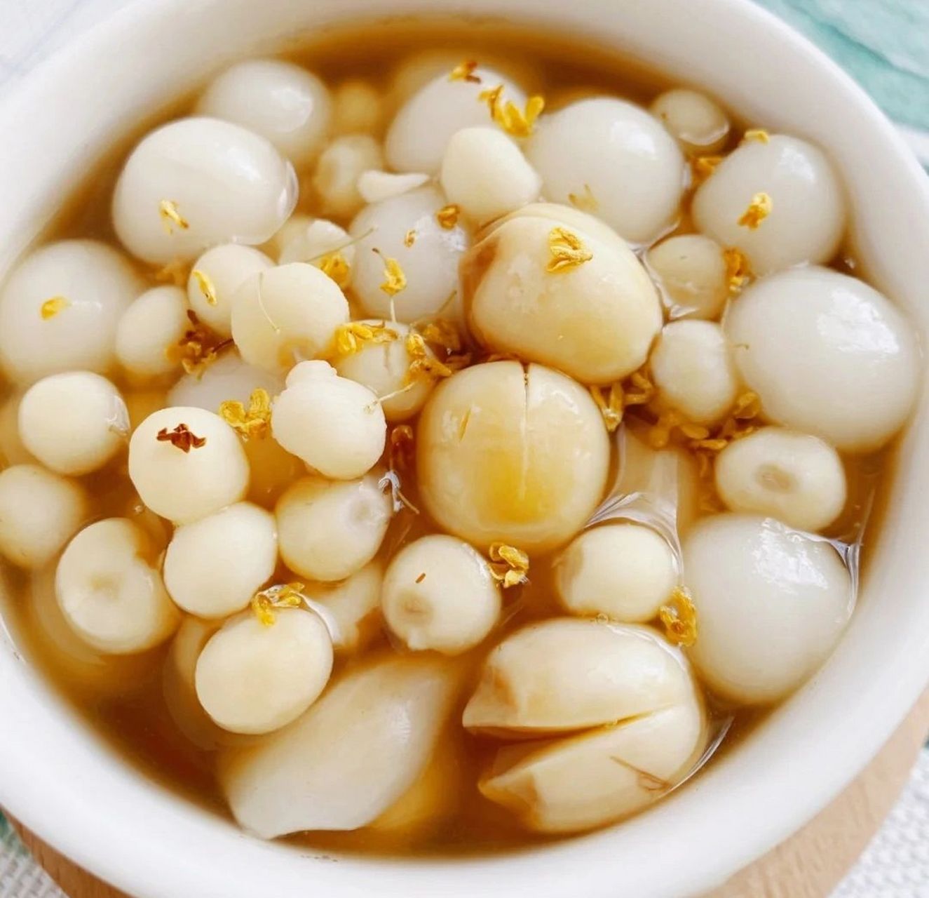 鸡头米的做法 莲子百合银耳或者小汤圆或者蜜薯,煮20分钟左右.