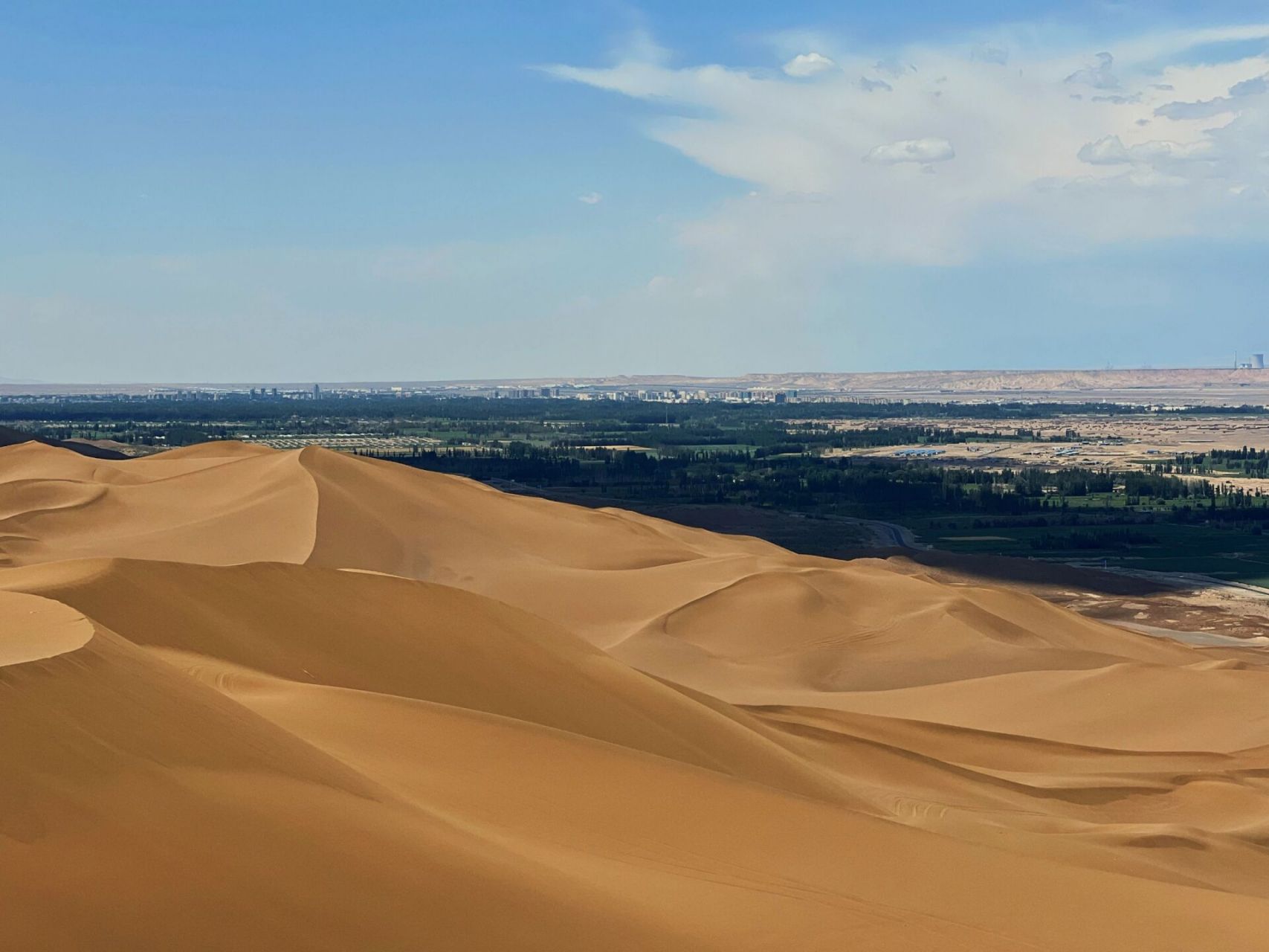 吐鲁番的沙漠有多美  与城市零距离接触