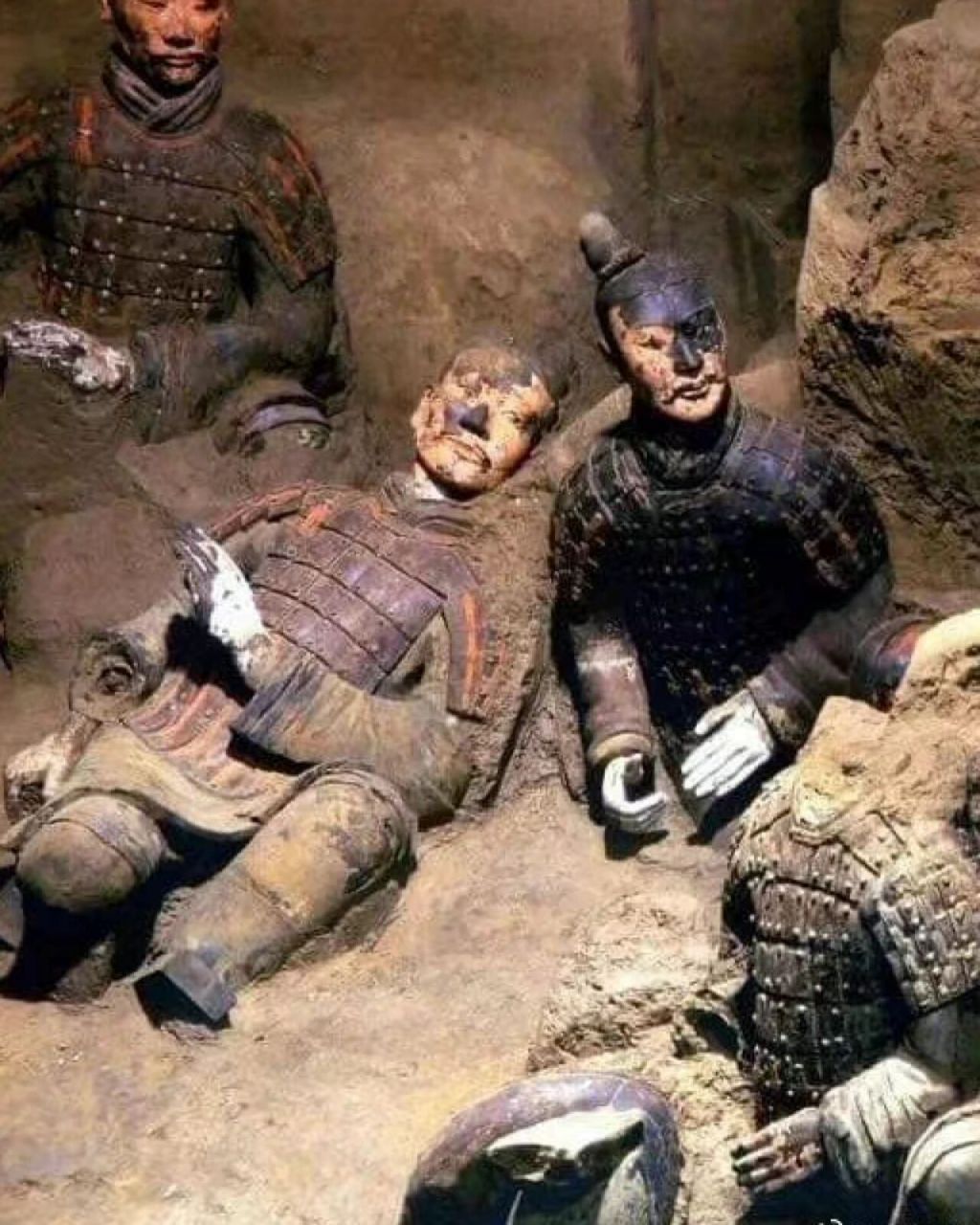 真实的兵马俑 兵马俑刚出土时是彩色的.
