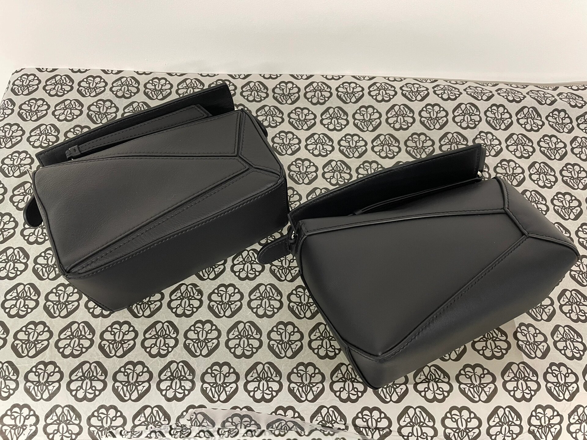 罗意威几何包mini黑 新老款对比 新款皮质要硬一点   老款要软一点