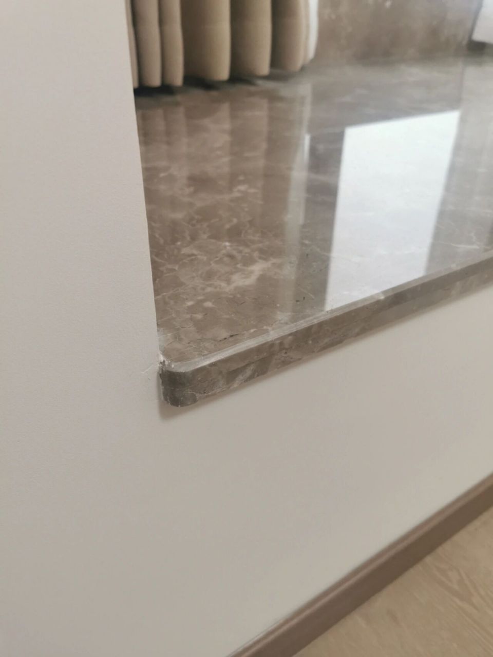 真的建议飘窗和窗台石不要留小耳朵,窗台石上的小耳朵贼难看,不小心还