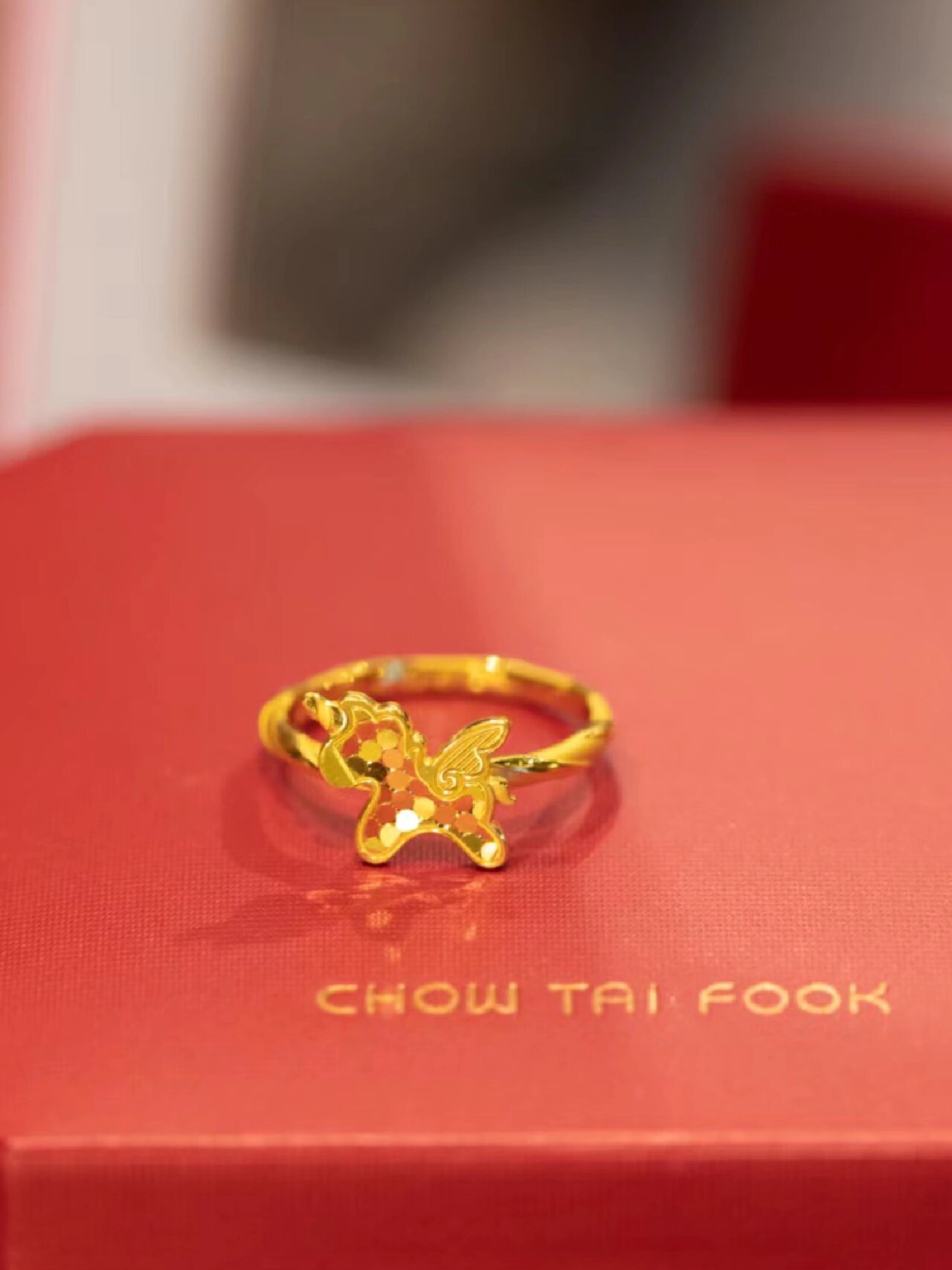 感受到鱼鳞金不同光线下的魅力了~ #周大福独角兽
