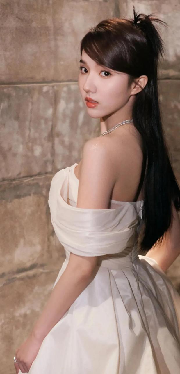 天生一张娃娃脸的苏晓彤,一身雪白的晚礼服高贵典雅,宛如现代世界的