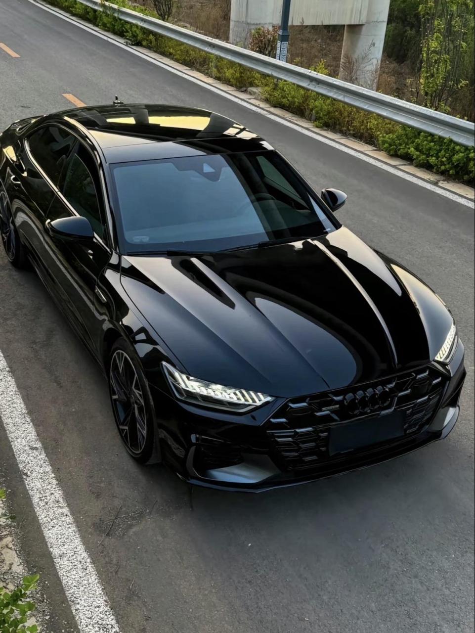 奥迪a7l黑武士,以其深邃的黑色外观,展现出一种无与伦比的魅力和力量.