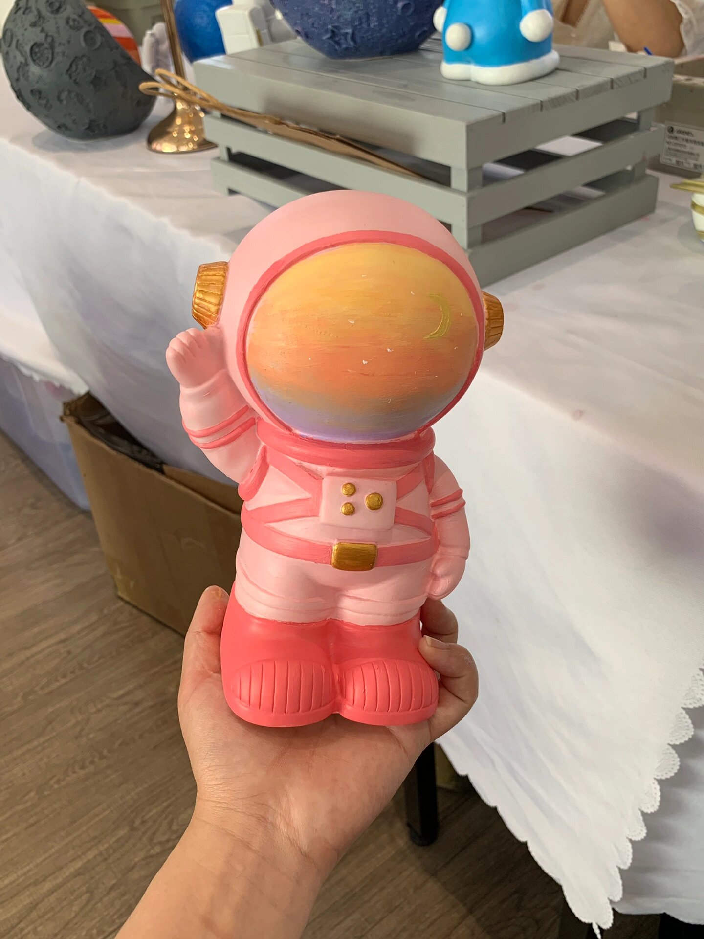 石膏宇航员涂鸦 浅粉色是大量白色加一点正红色调的,深粉色就是再加