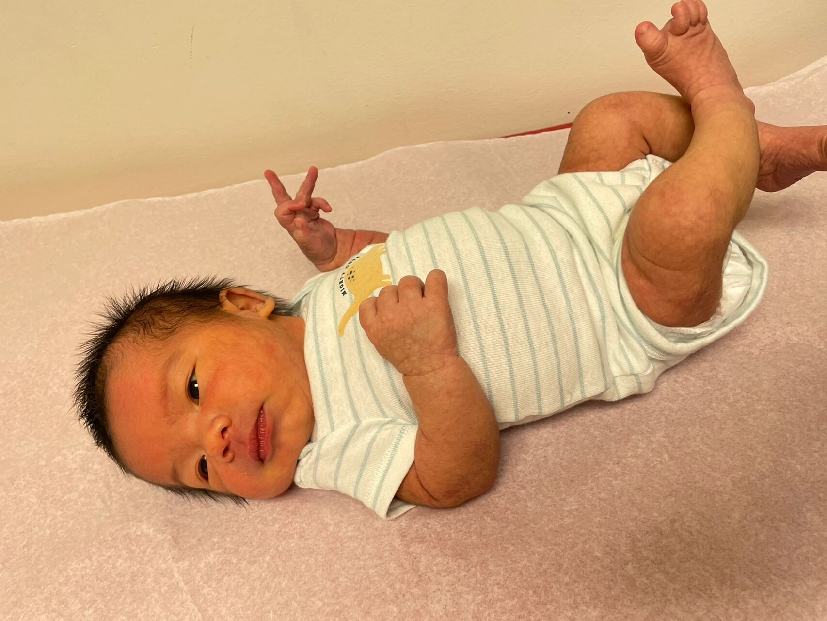 出生时的小黑孩居然变白了 老公是美国人,我是普通肤色的的中国人.