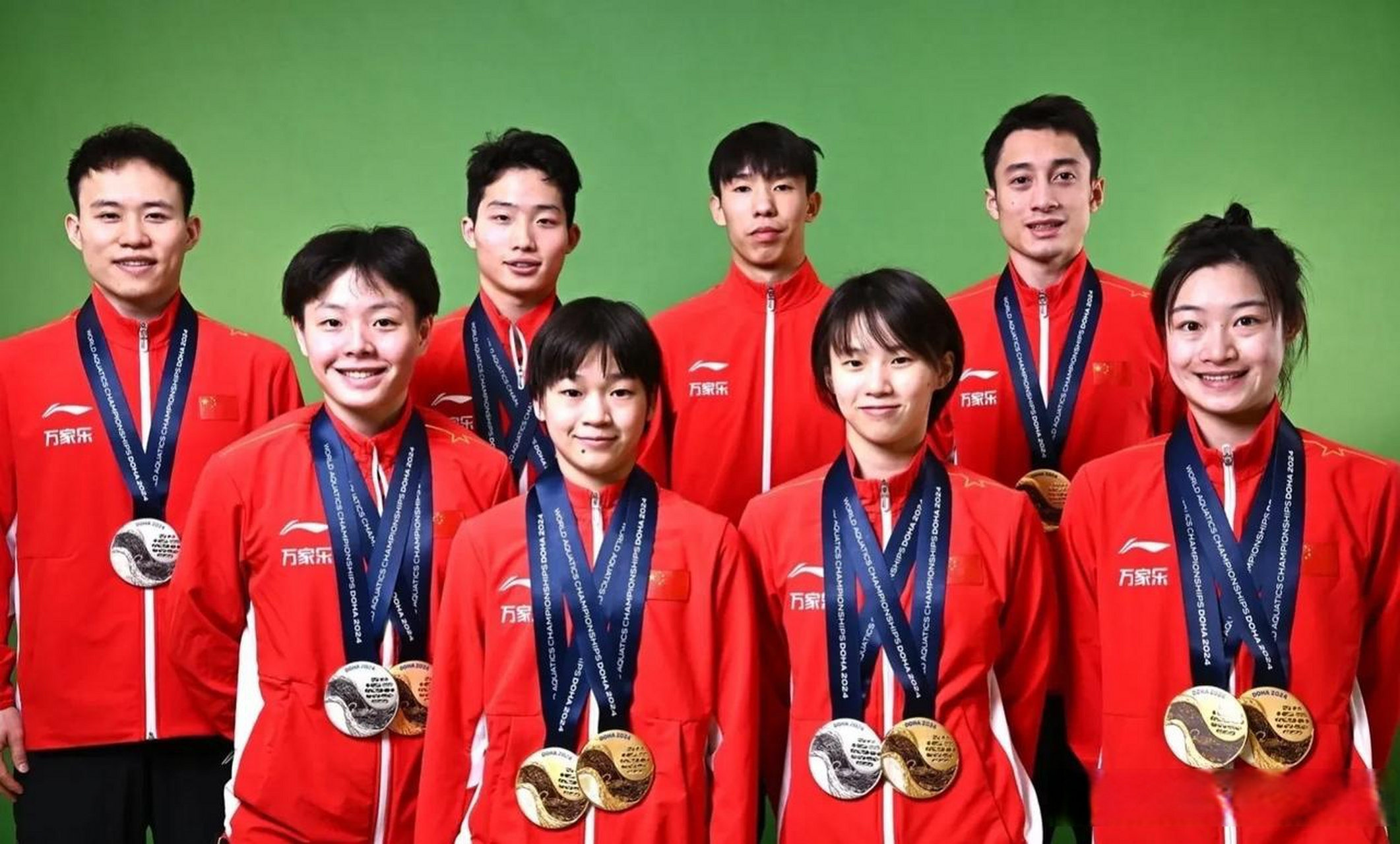 跳水梦之队合影,全红婵和陈芋汐站在最前面,她们都在开启进货模式!