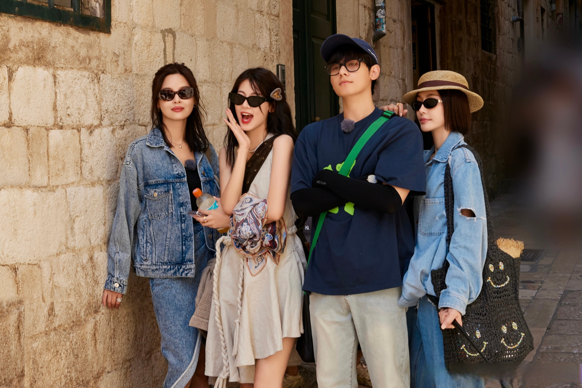 【#花儿与少年# 游学剧照】 "一半古城,一半海.