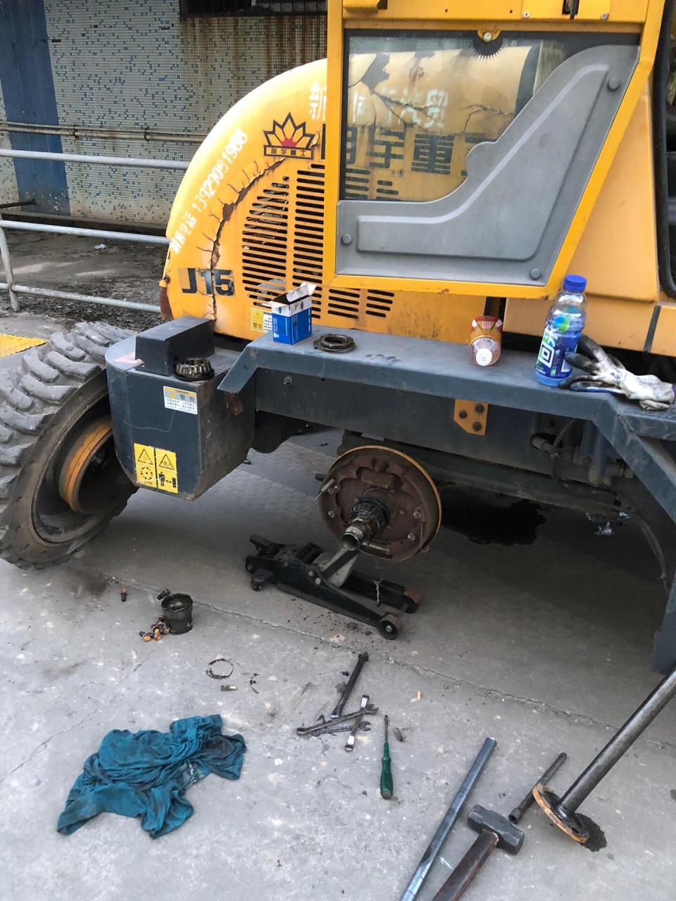 维修铲车,更换全车刹车分泵完美完成工作,感谢给机会的人,为生活努力