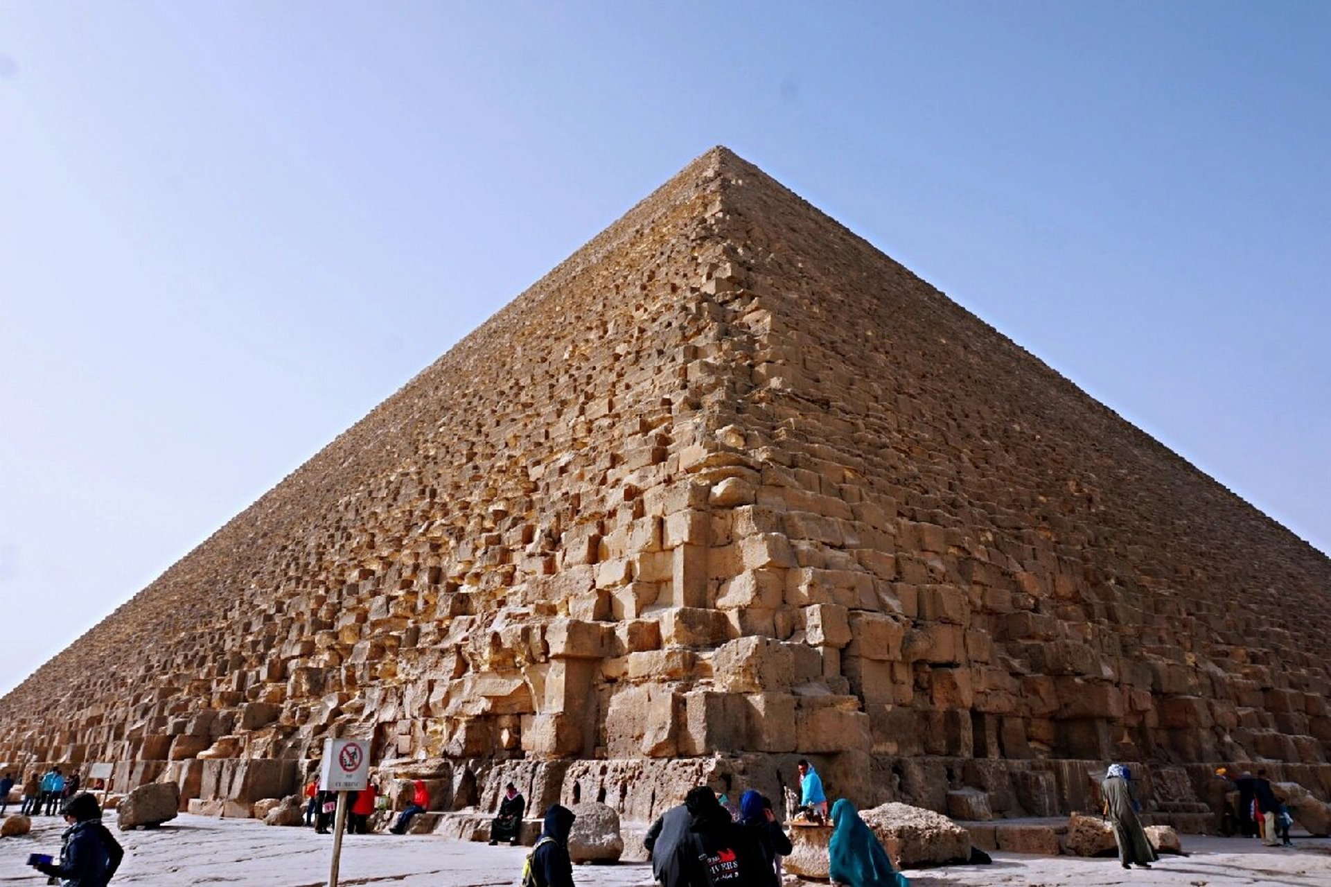 胡夫金字塔,是埃及金字塔最突出的一个,高146.59米,相当于四十层左右