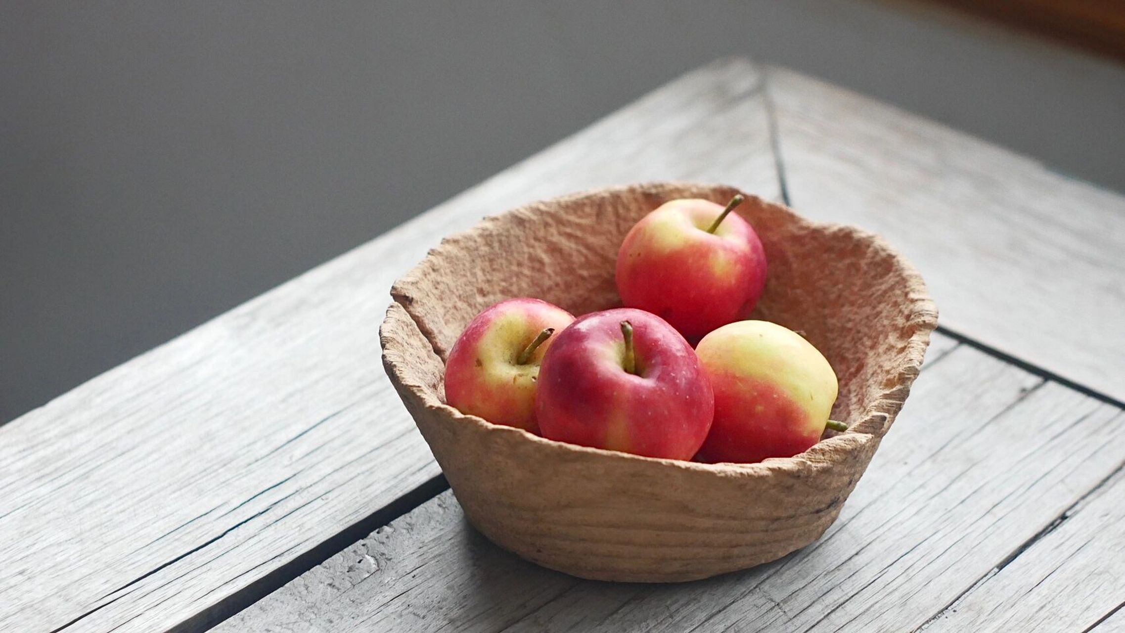 火把节限定特供的两种大理本地水果: 火把梨—酸甜口,肉细,生脆,汁超