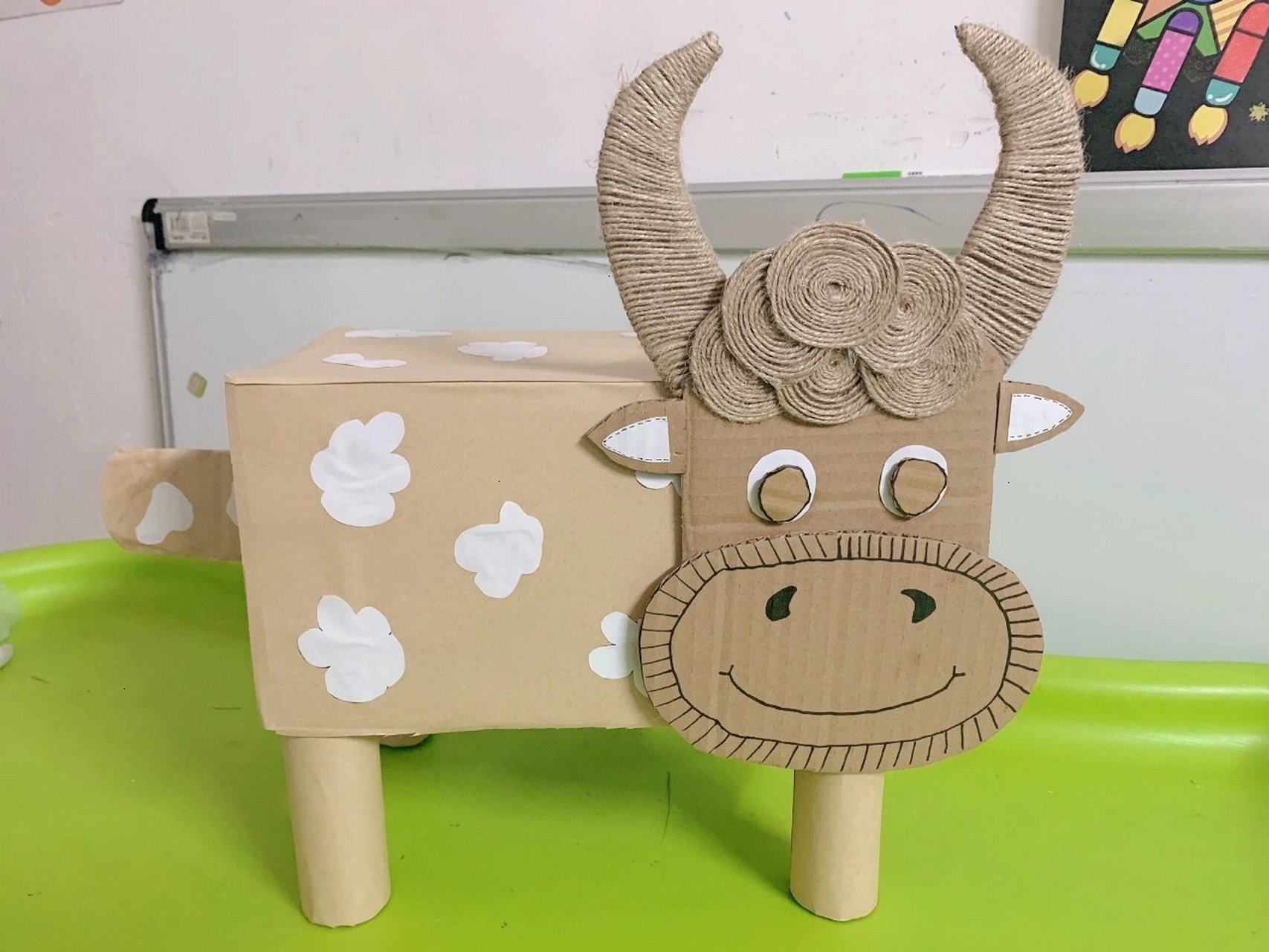 20211120废物利用-纸箱牛 和儿子一起做的纸箱牛-幼儿园手工