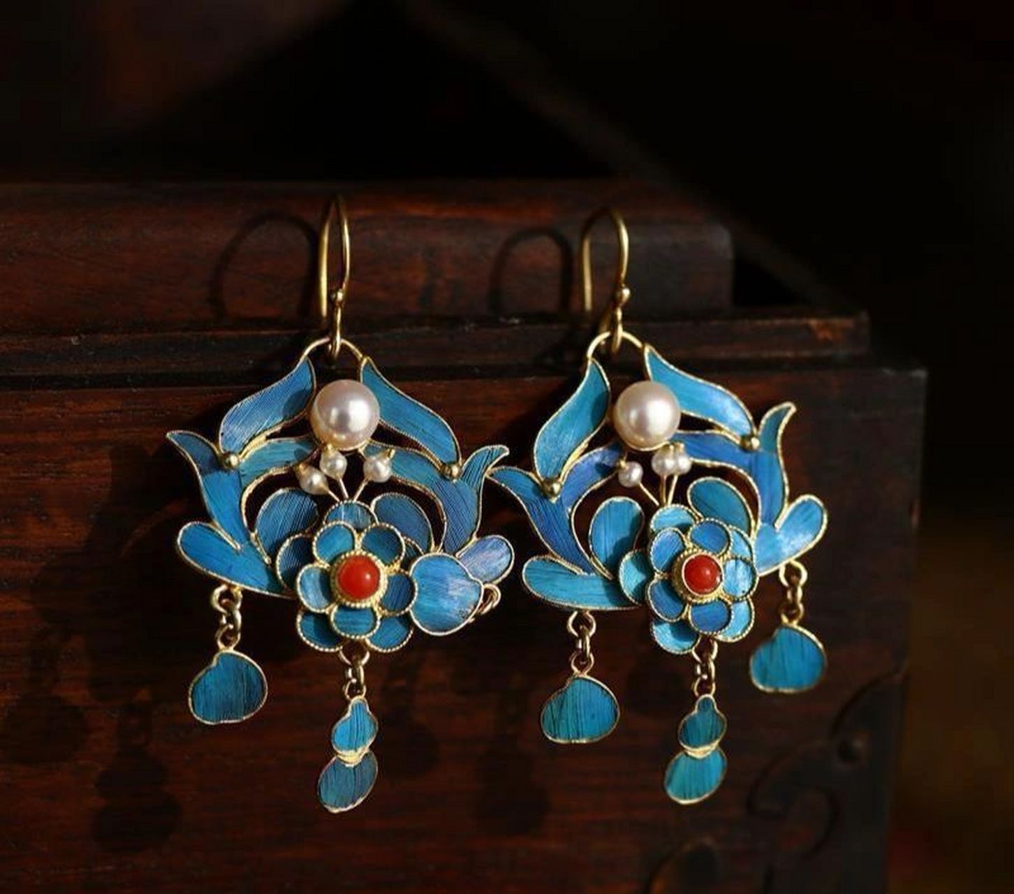 分享一个非物质文化遗产:点翠 78点翠工艺是一项中国传统的金银首饰