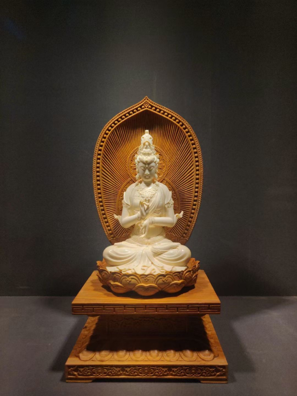 观自在 猛犸牙雕 檀香底座 总体高度29厘米 问题多的朋友真的别在这里