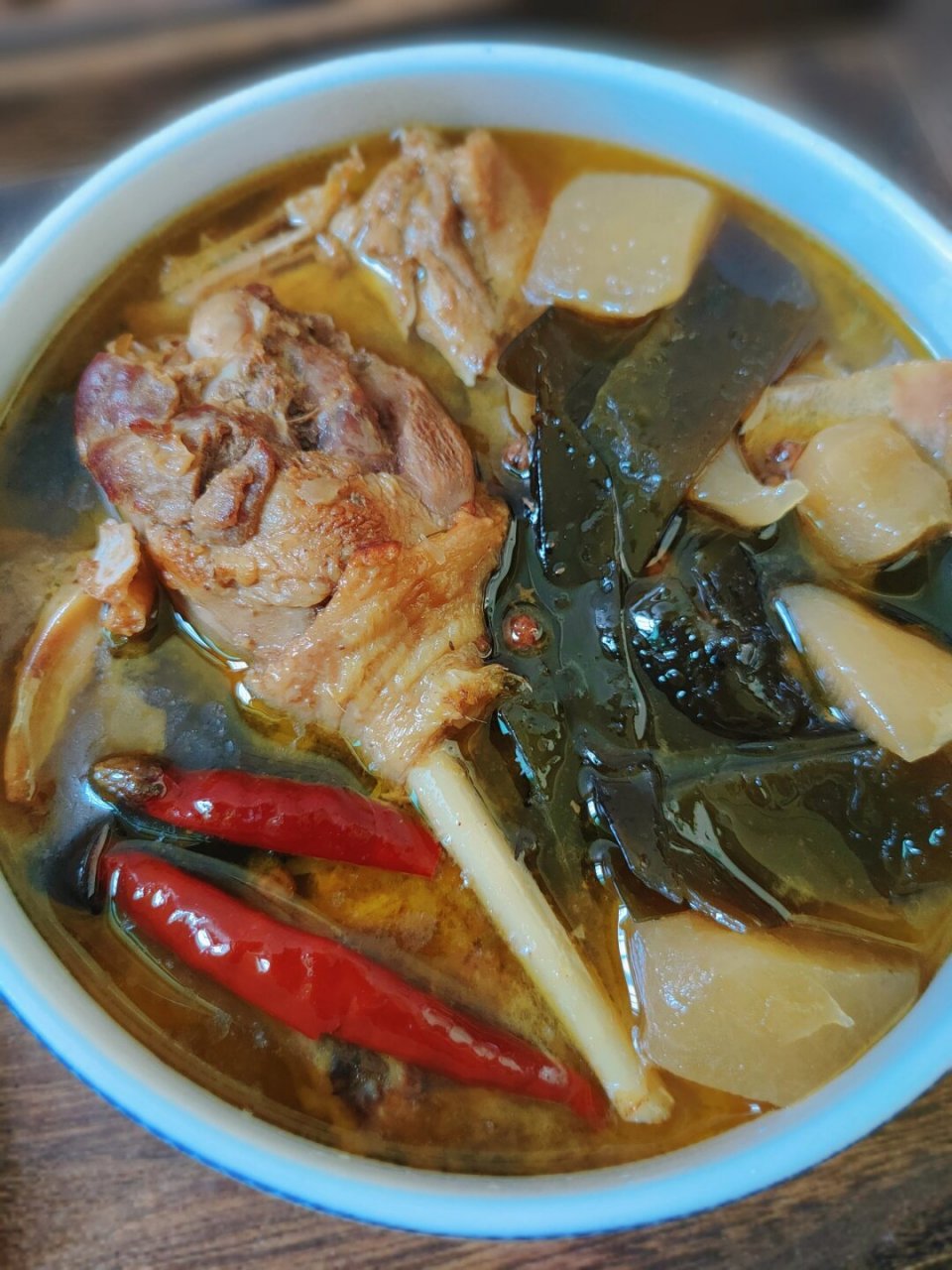 特色老鹅汤,汤鲜味美,肉嫩不柴 食材:老鹅半只,海带1张,酸萝卜1块,干