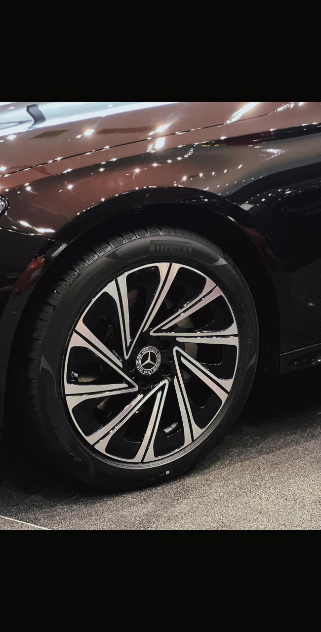 2024款全新95新款奔驰e300l豪华型 独e无二的红宝石黑,新年开新e,愿