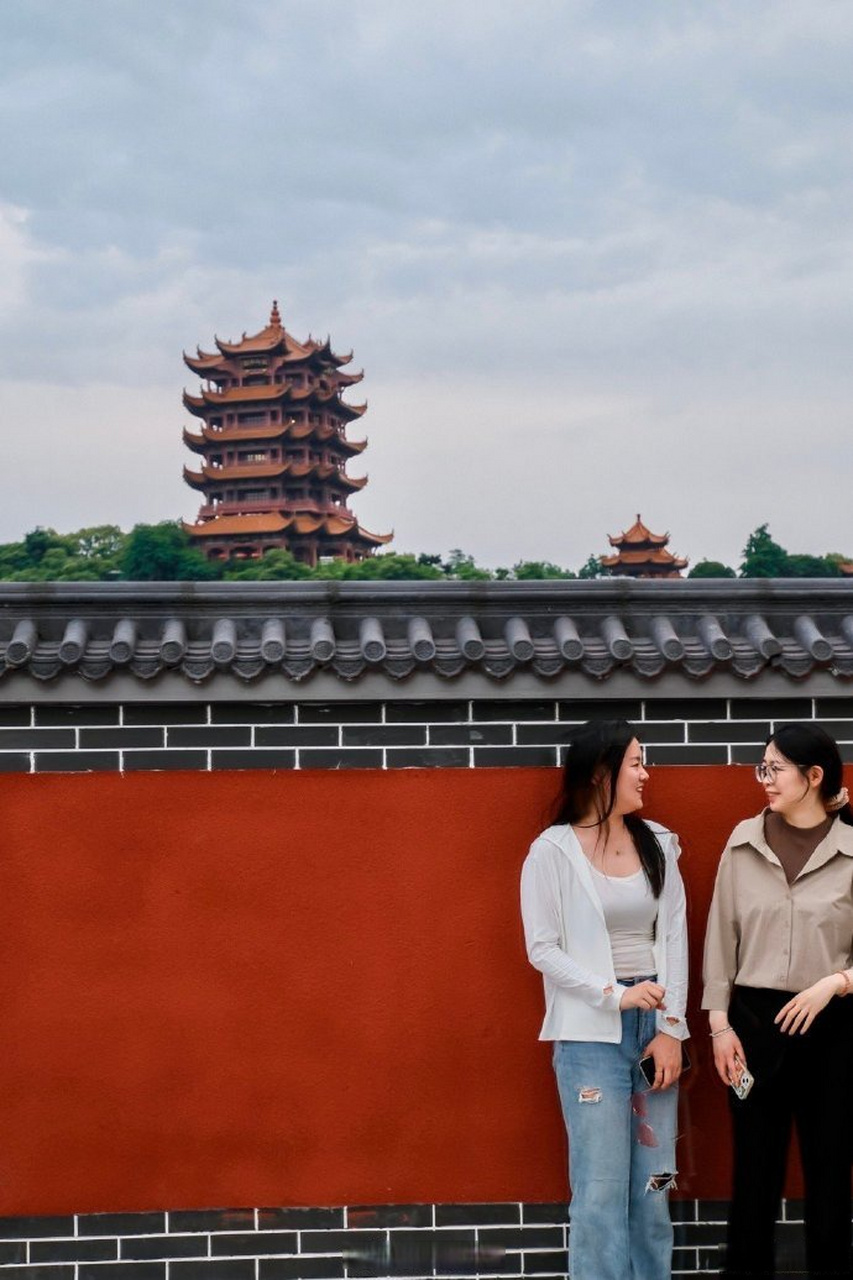 网友拍武汉# 黄鹤楼前的网红墙,你们去打卡了吗?(via.老白屹 )