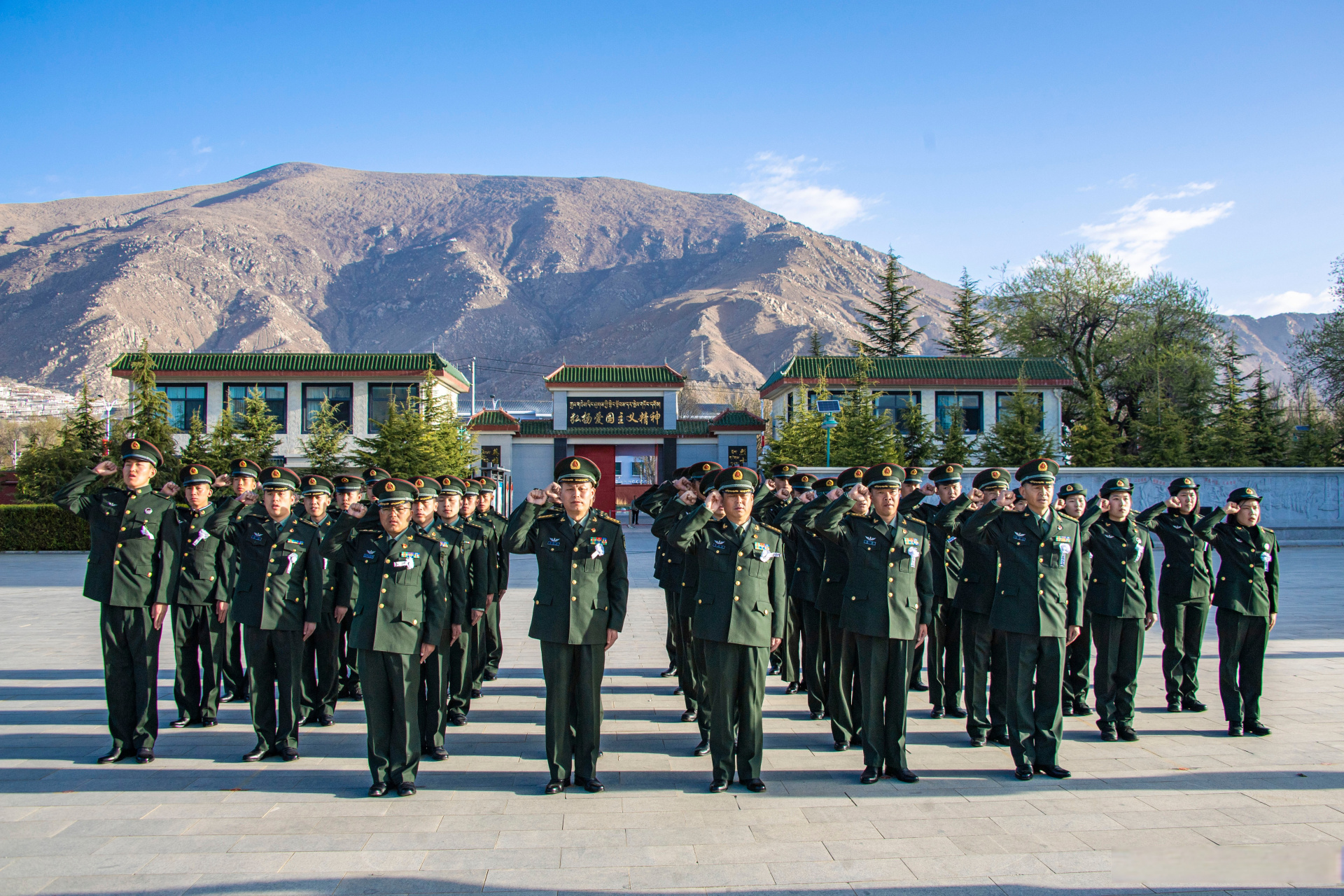 拉萨警备区举行清明祭扫仪式】清明节前夕,拉萨警备区组织官兵赴拉萨