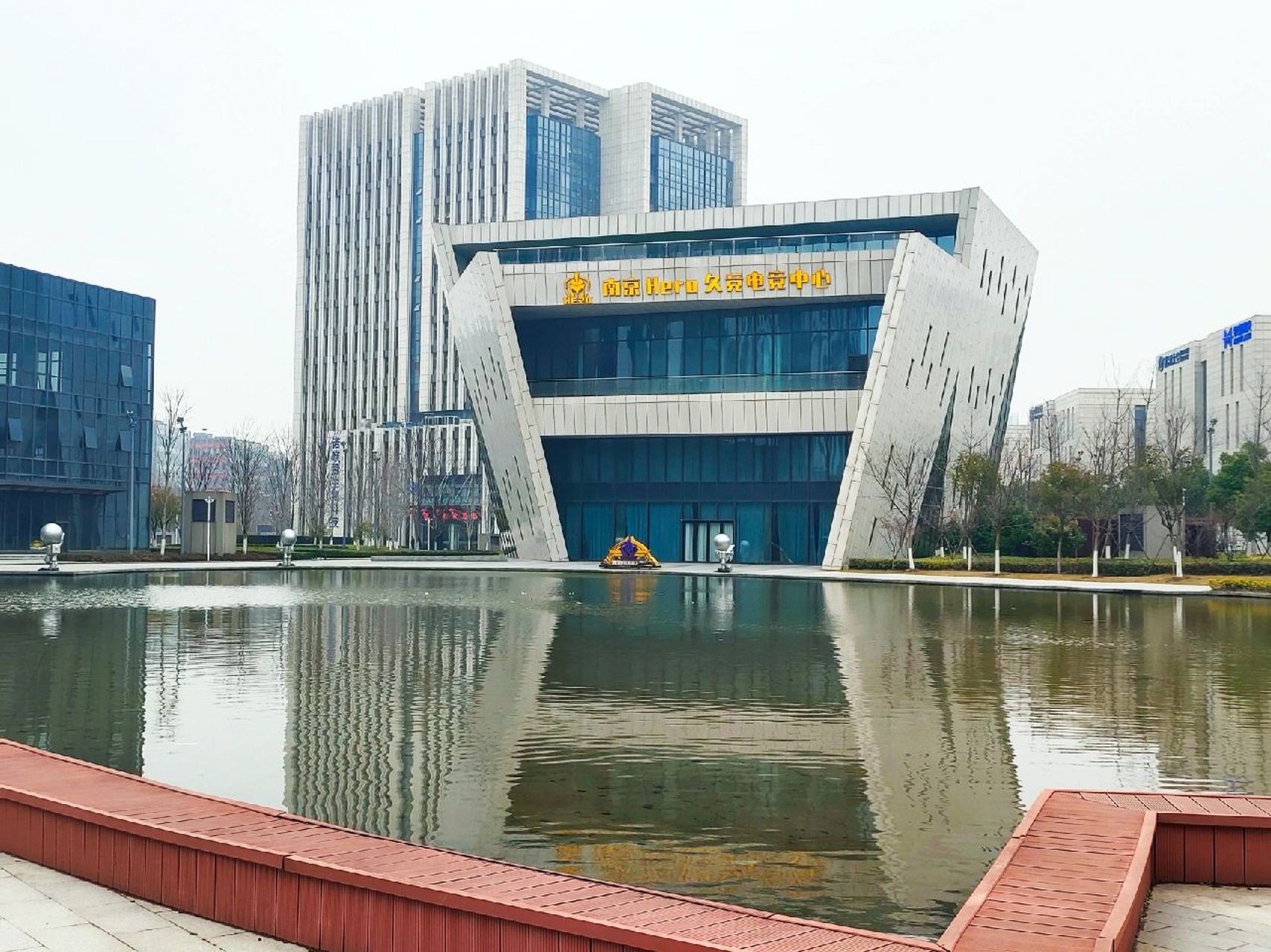 参观打卡南京hero久竞电竞俱乐部基地 路程是有点远也有点枯燥的