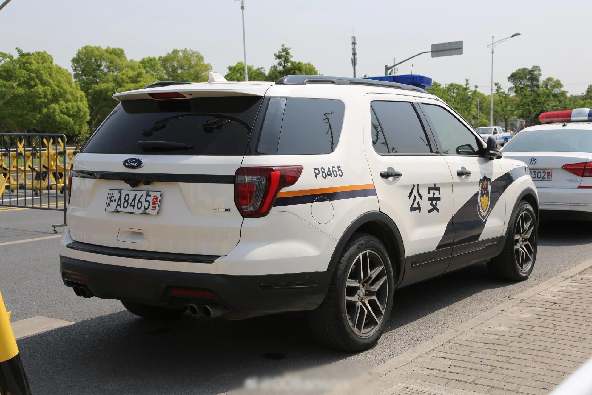 大众帕萨特#福特探险者 #大众帕萨特 #别克gl8 #警车 #松江公安