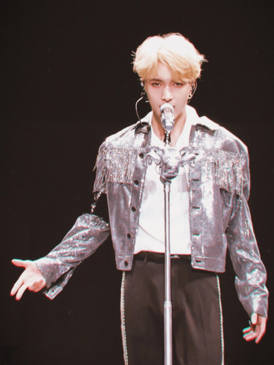 张艺兴,更强的激光小猫,爱豆就是要染发77美瞳,第一次直观的感受到